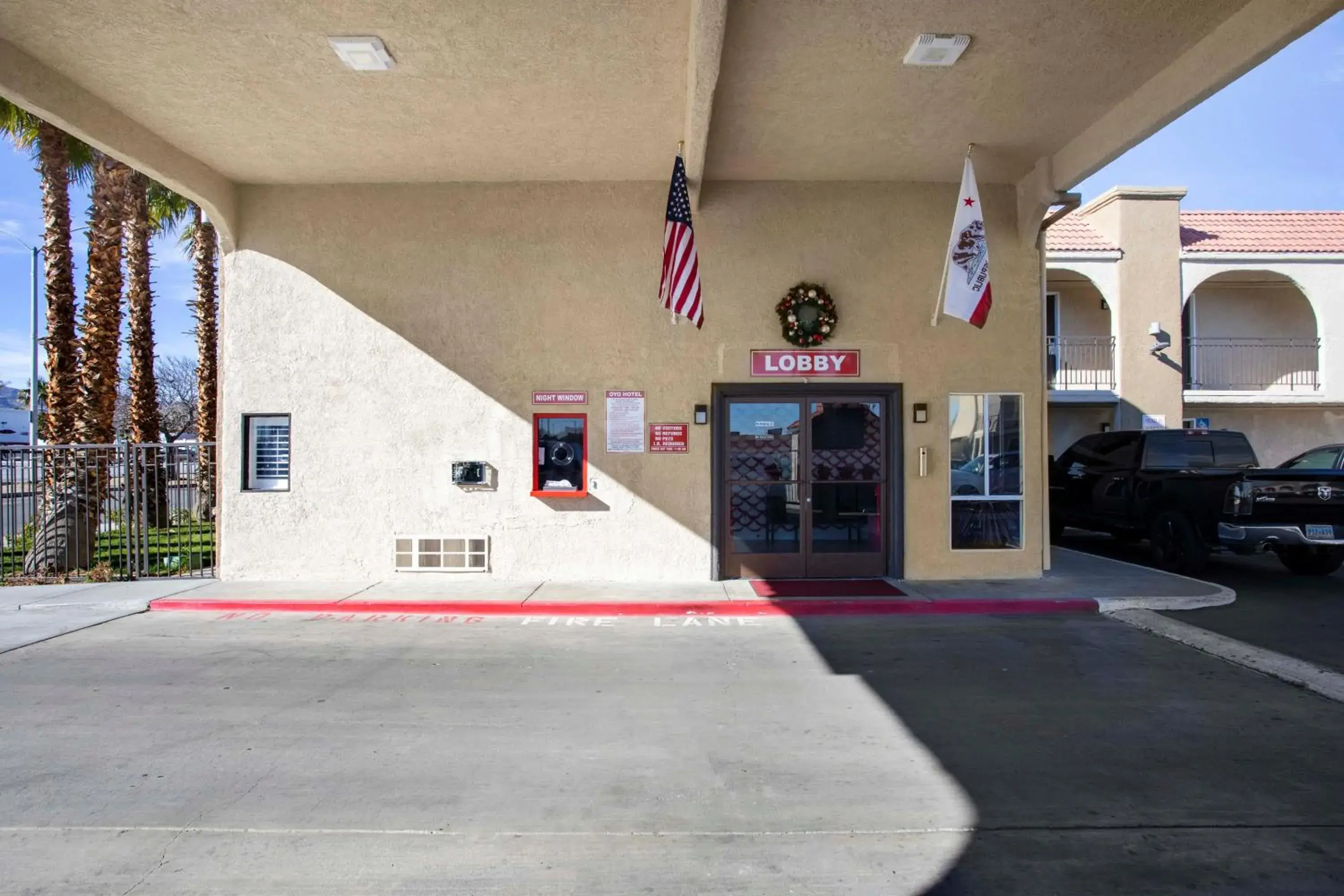 Facade/entrance in OYO Hotel Palmdale - Antelope Valley