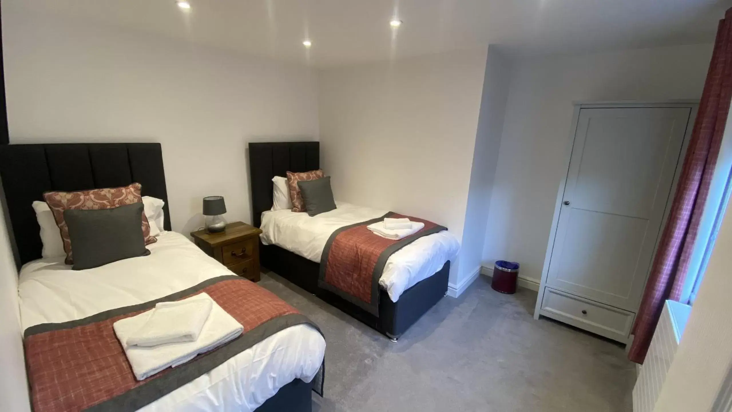 Twin Room with Shower in The Suffolk Hotel