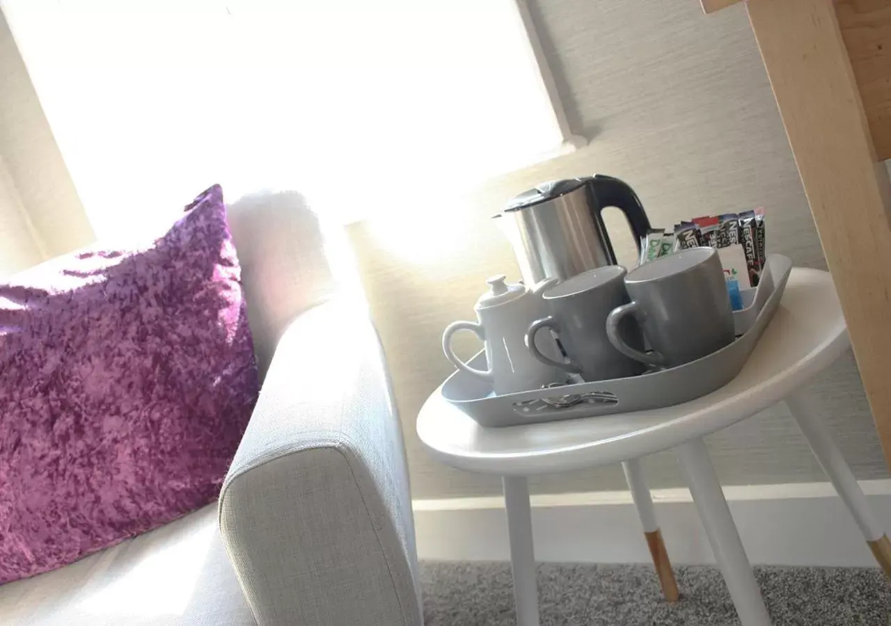 Bedroom, Coffee/Tea Facilities in The Warwick Arms Hotel