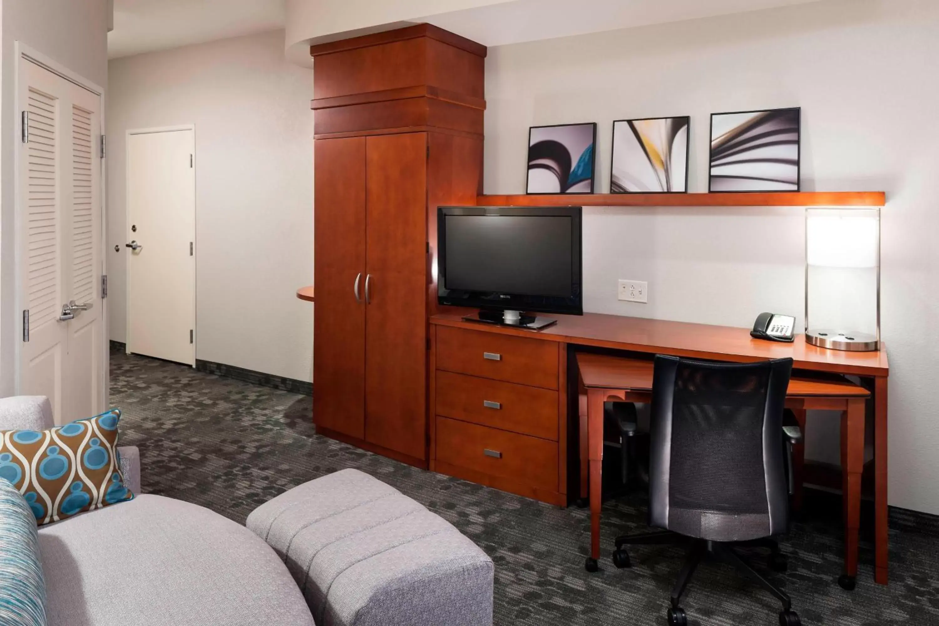 Bedroom, TV/Entertainment Center in Courtyard by Marriott Franklin Cool Springs
