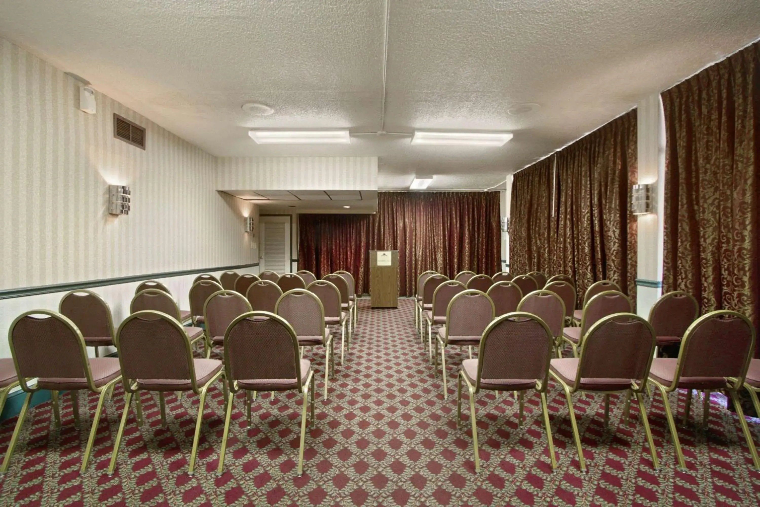 Meeting/conference room in Days Inn by Wyndham Alexandria South