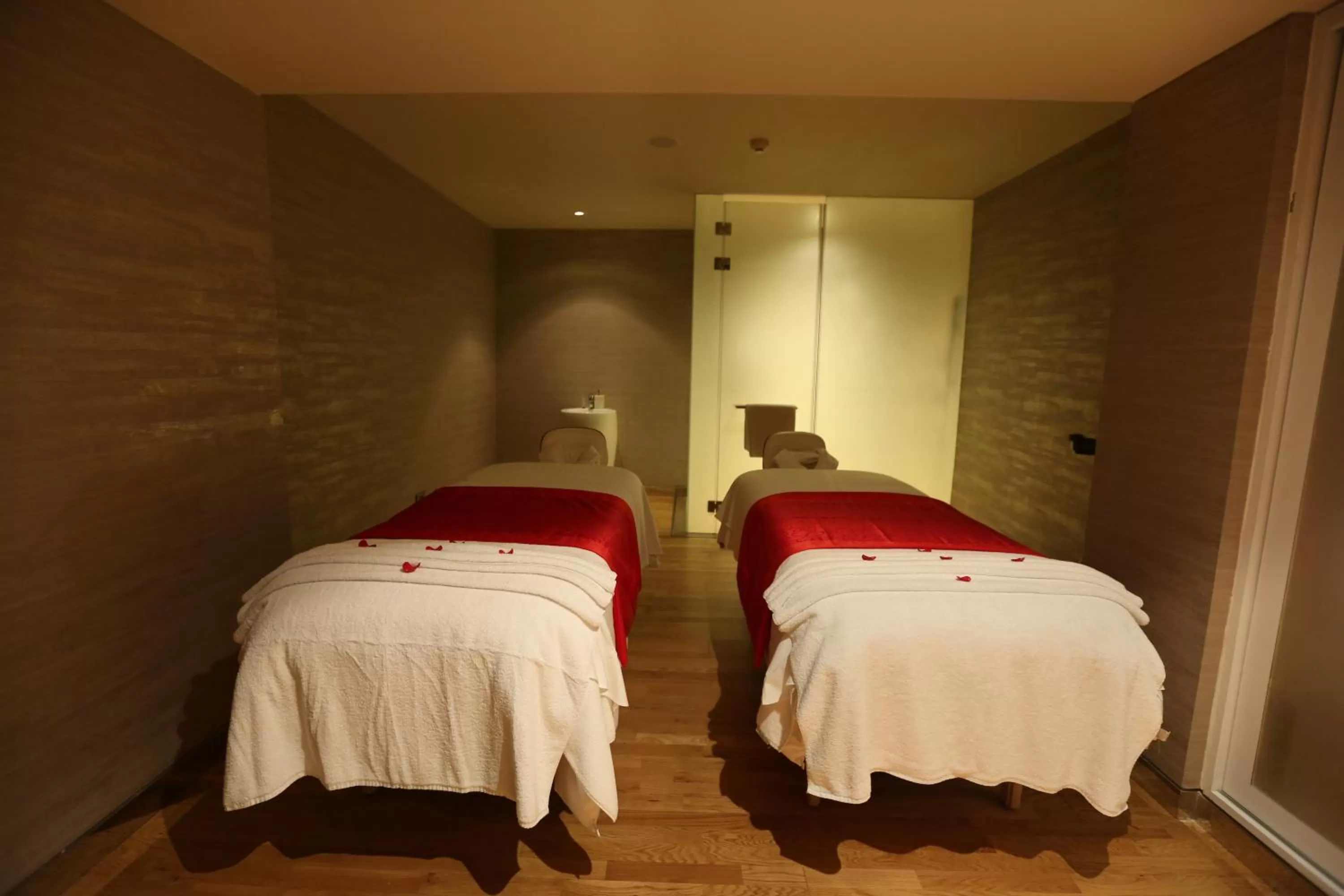 Spa and wellness centre/facilities, Bed in Novotel New Delhi Aerocity