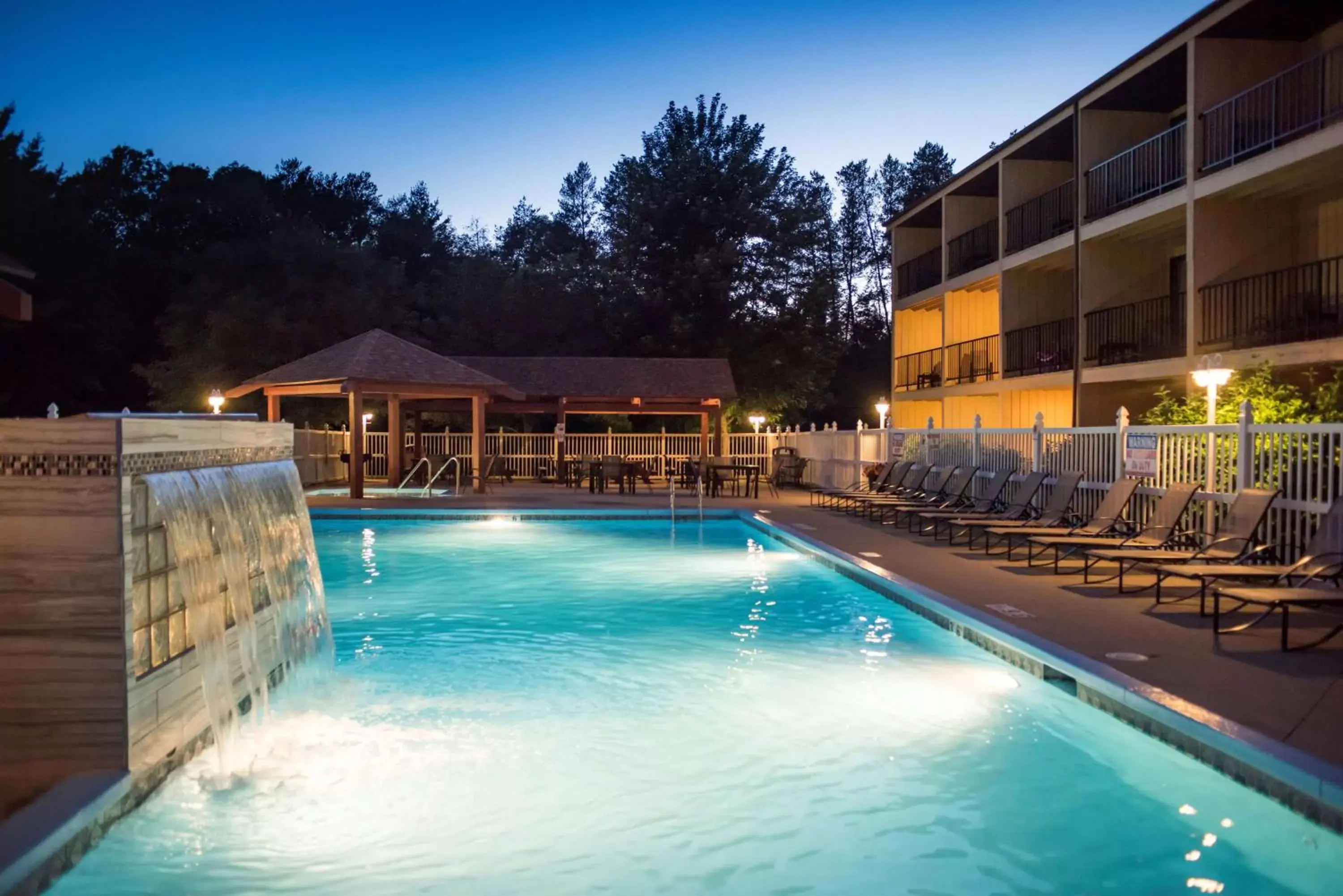Summer, Swimming Pool in Best Western Ambassador Inn & Suites