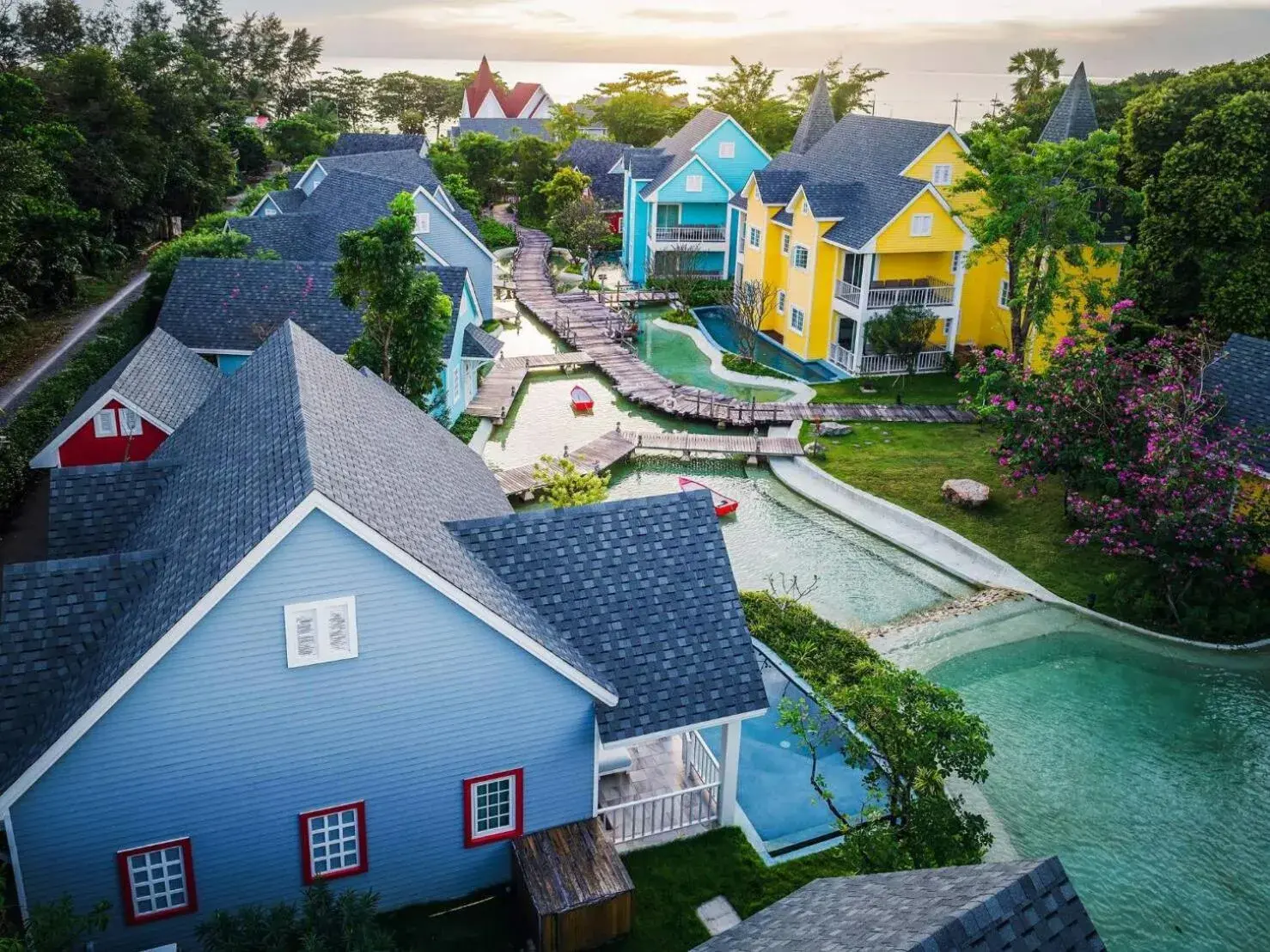 Photo of the whole room, Bird's-eye View in Peggy's Cove Resort