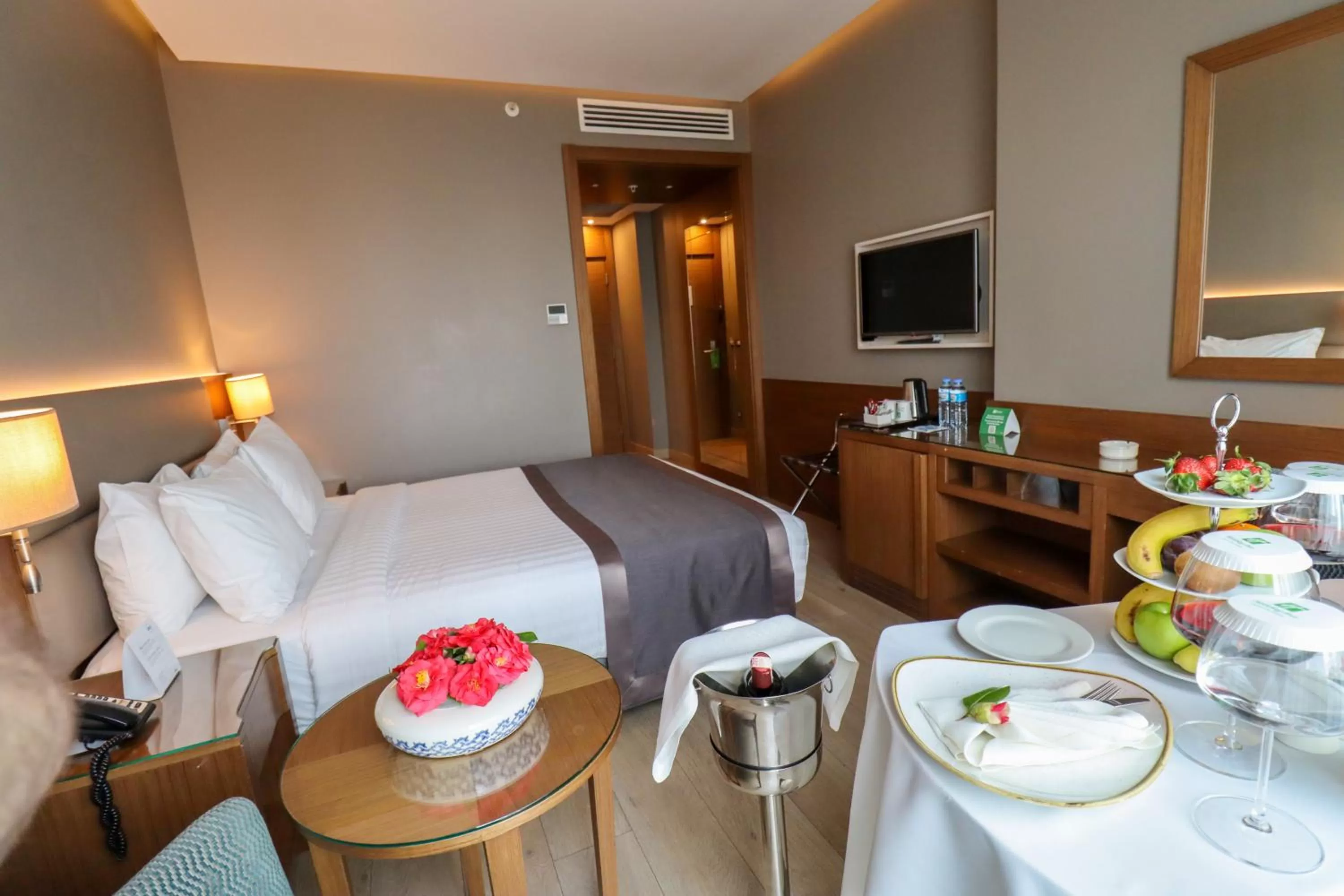 Photo of the whole room, Bed in Holiday Inn Bursa - City Centre by IHG