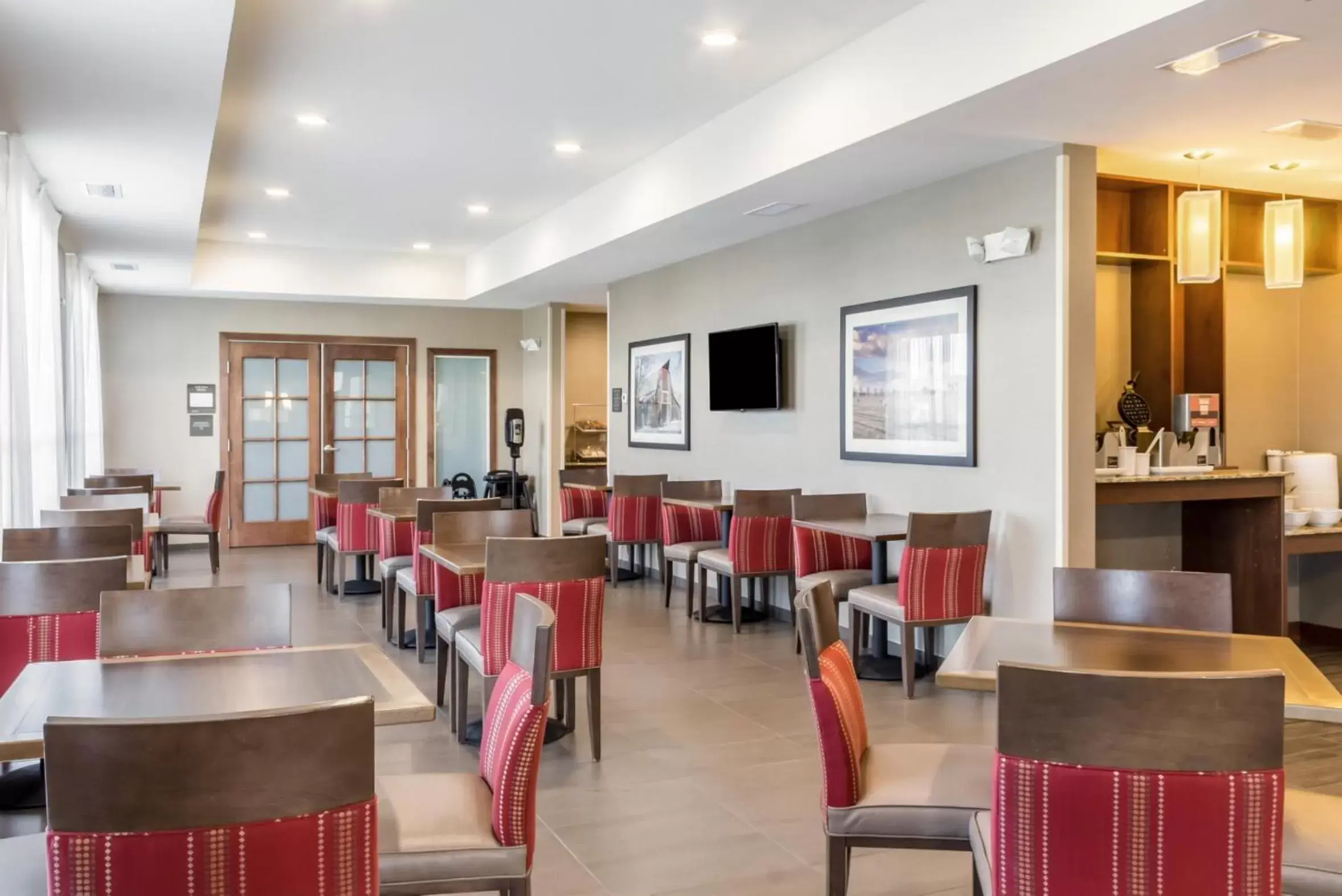 Communal lounge/ TV room, Restaurant/Places to Eat in Comfort Inn & Suites Avera Southwest