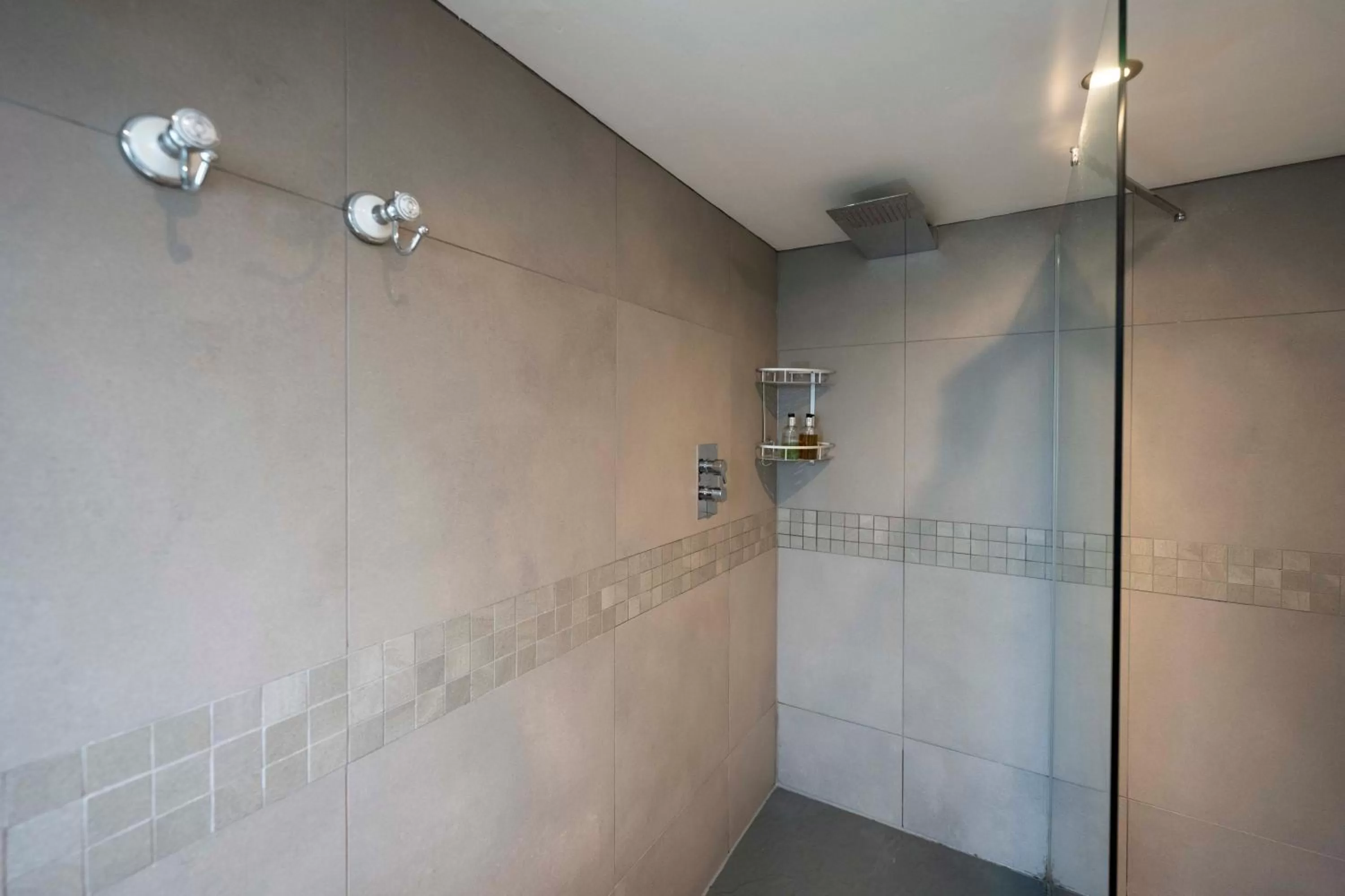 Shower in The Tan Hill Inn