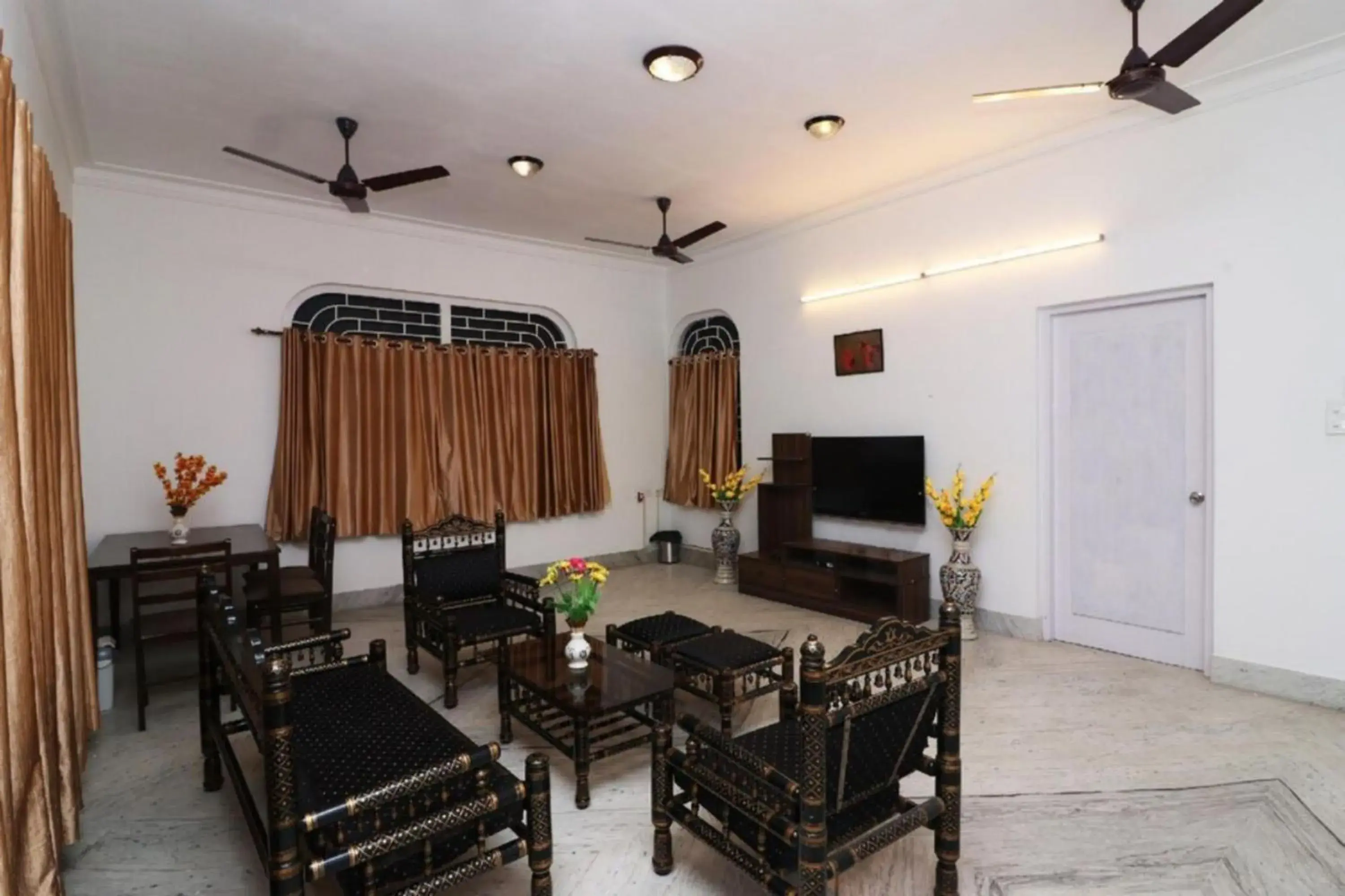 TV and multimedia, Dining Area in Goroomgo Manurama Stay Ruby Kolkata