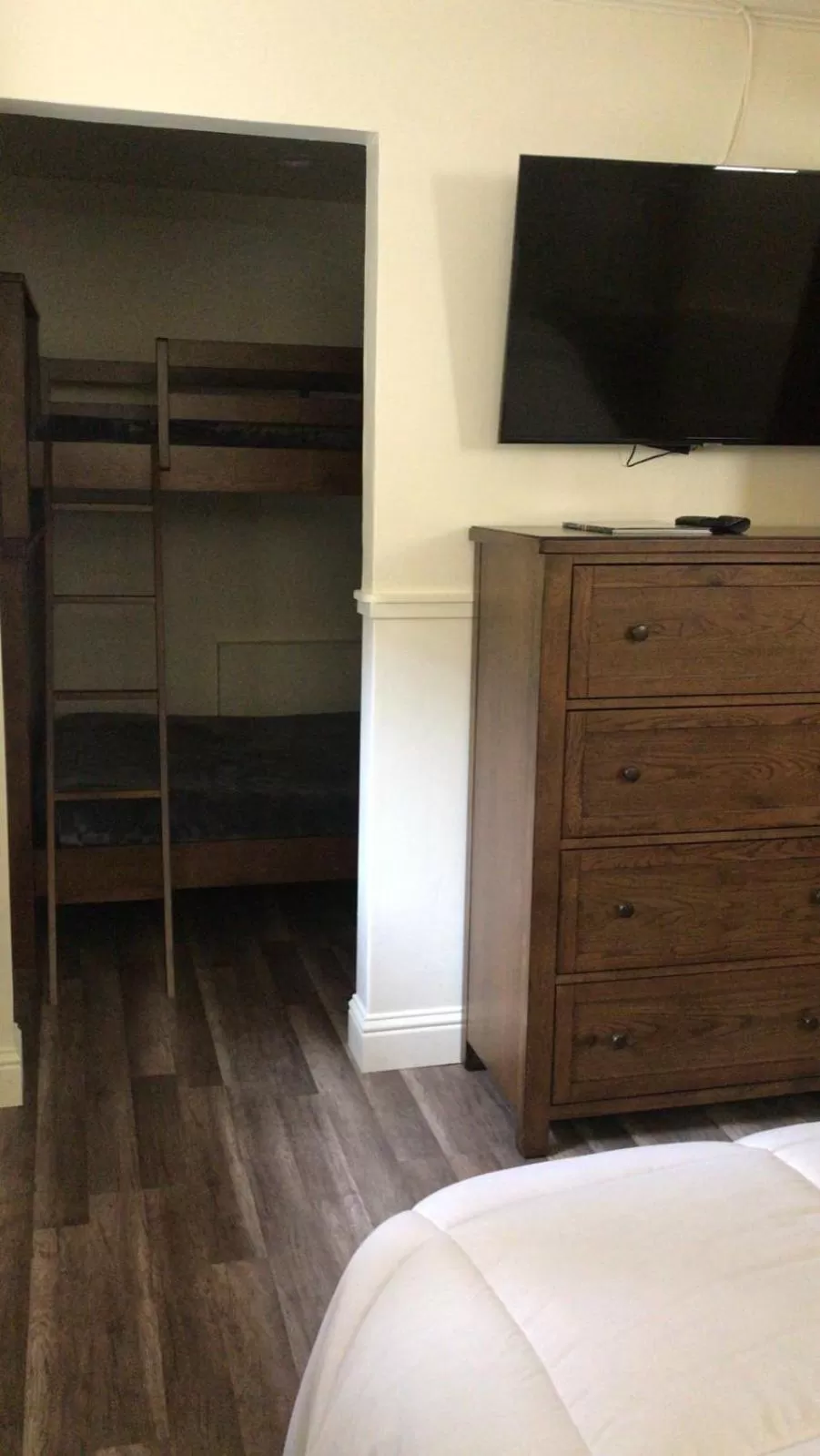 Communal lounge/ TV room, Bed in Pacific Grove Inn