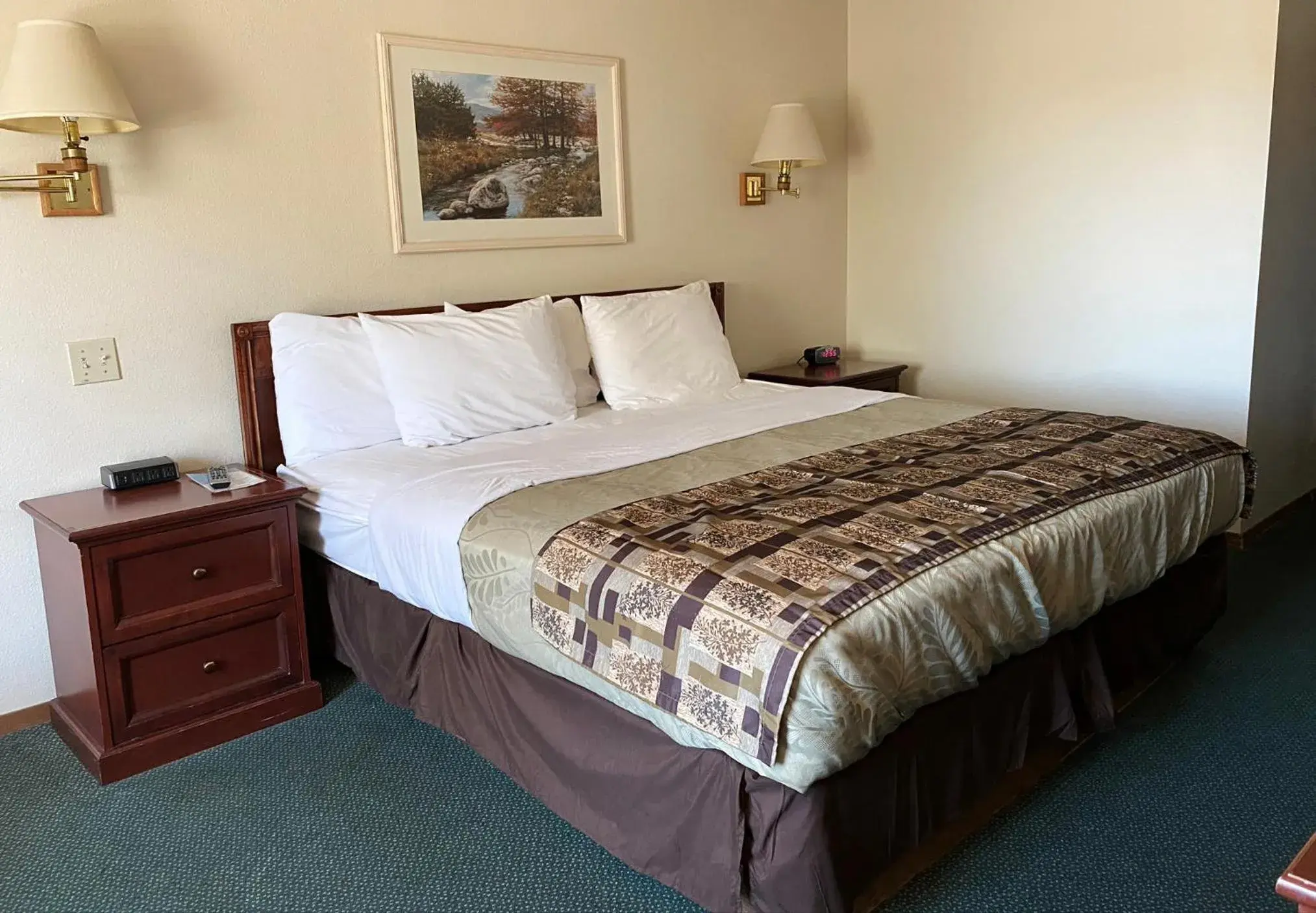 Bedroom in National 9 Inn Price