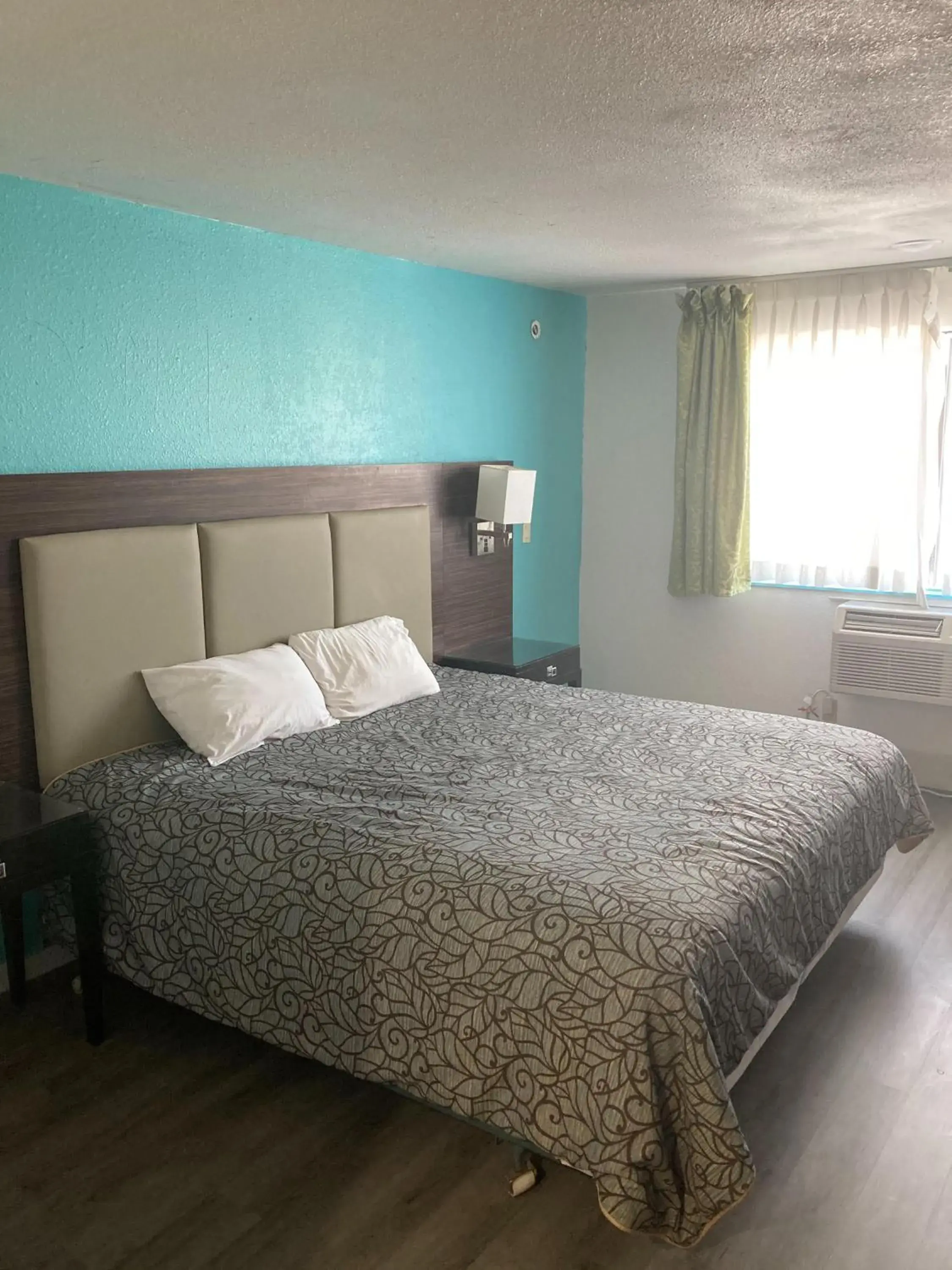 Bed in Nampa Inn & Suites