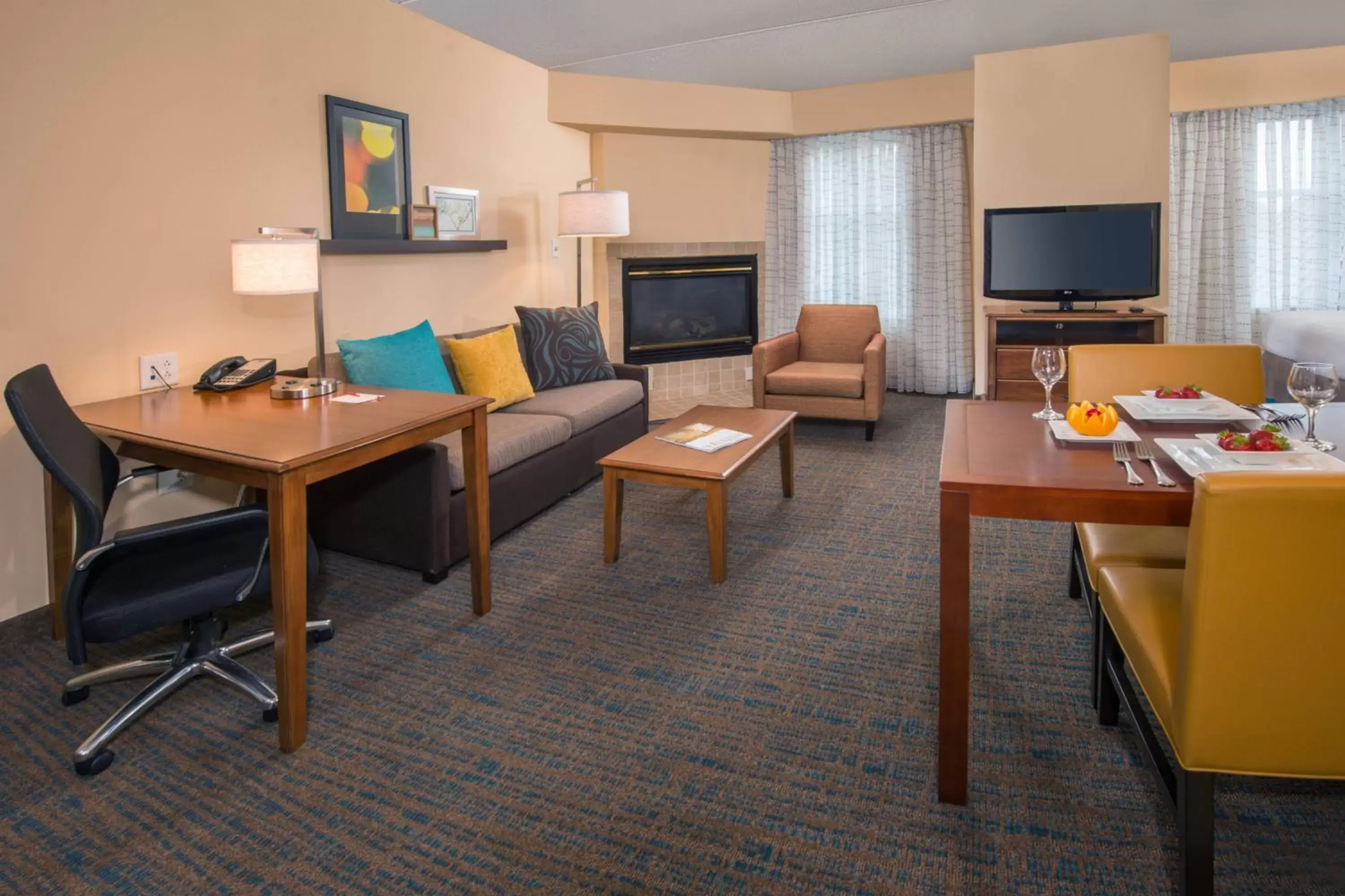 Photo of the whole room, Seating Area in Residence Inn by Marriott Chesapeake Greenbrier