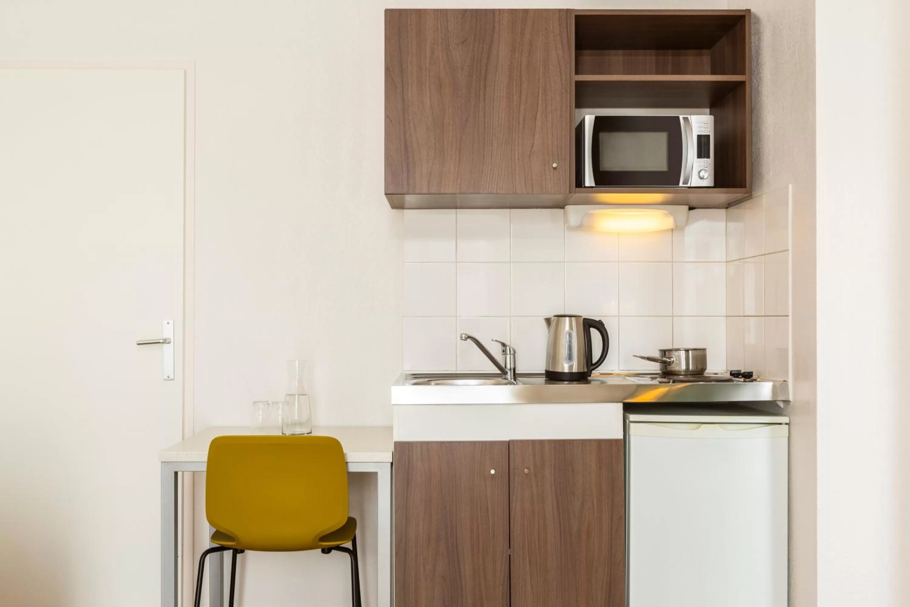 Kitchen or kitchenette in Aparthotel Adagio Access Carrières Sous Poissy