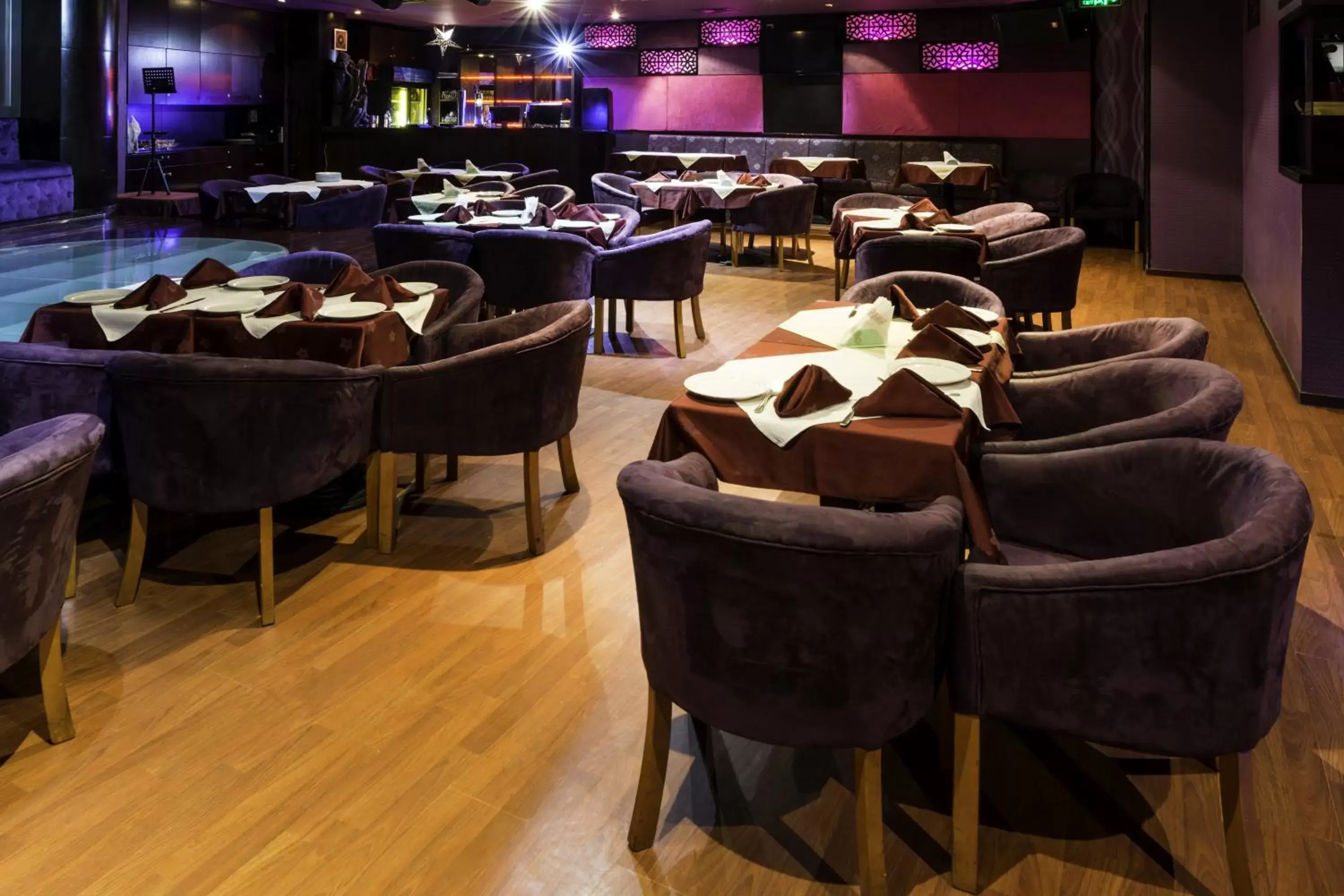 Evening entertainment, Restaurant/Places to Eat in Howard Johnson Bur Dubai