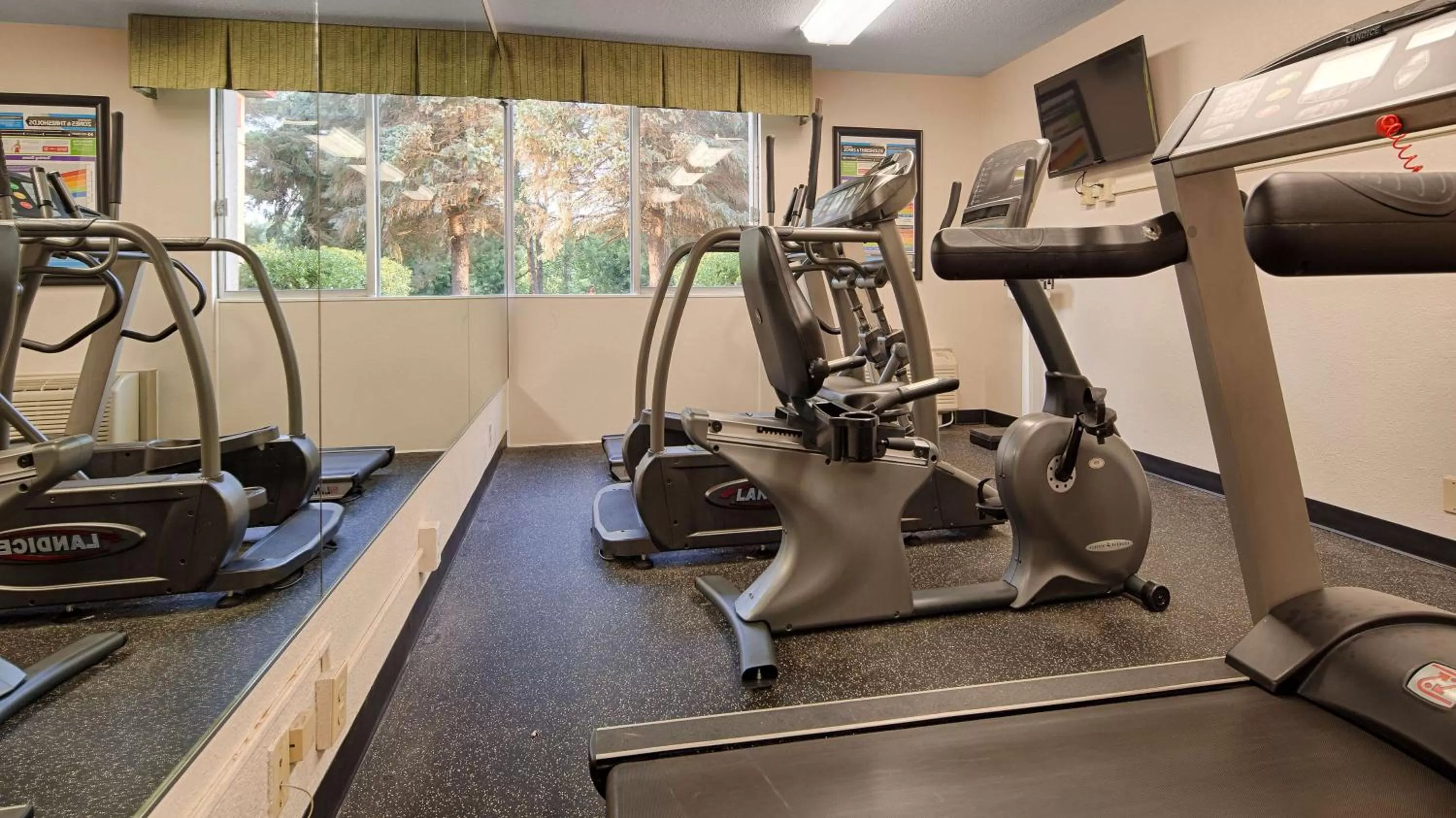 Fitness centre/facilities in Baymont Inn & Suites