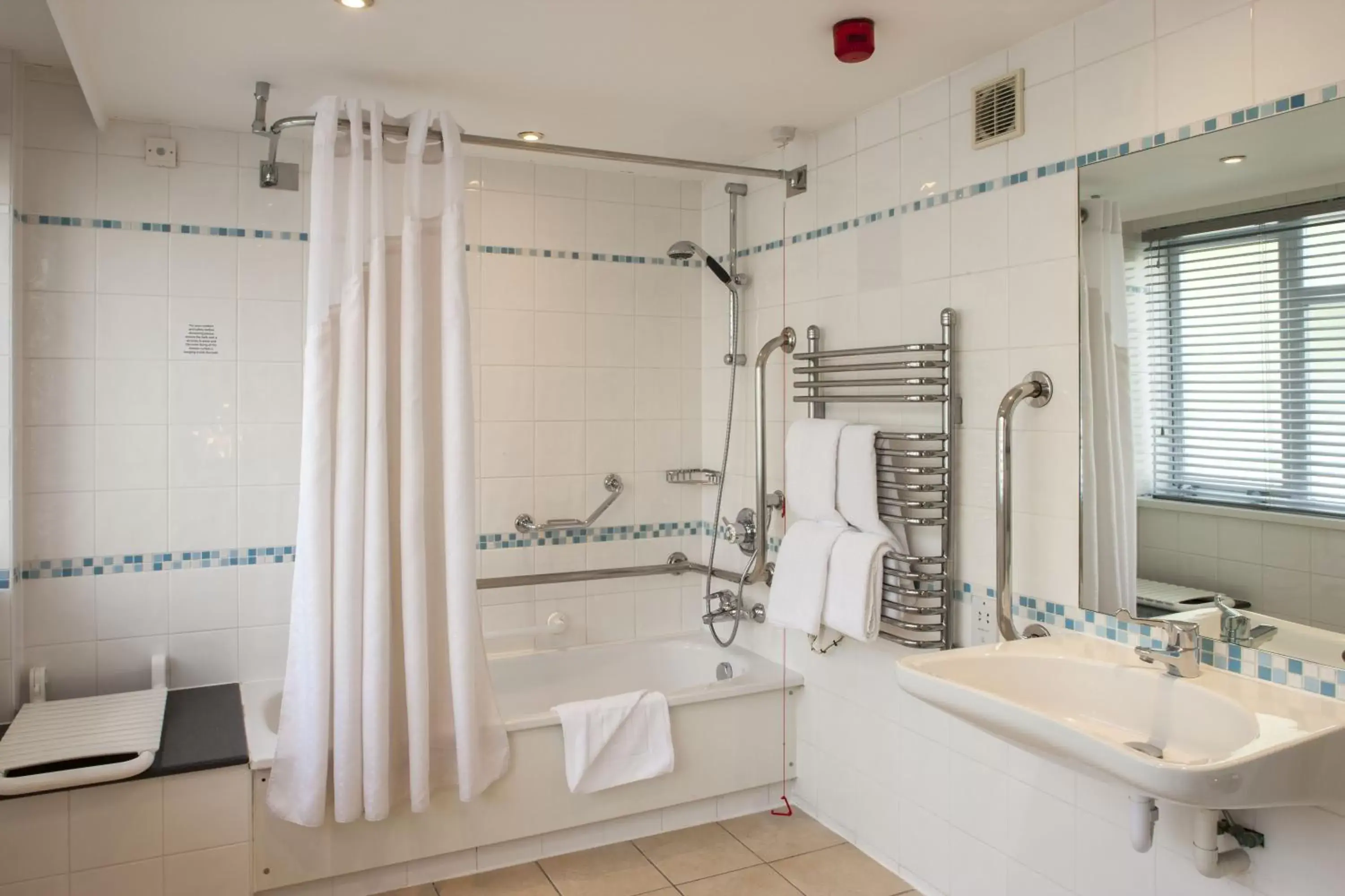 Photo of the whole room, Bathroom in Holiday Inn York, an IHG Hotel