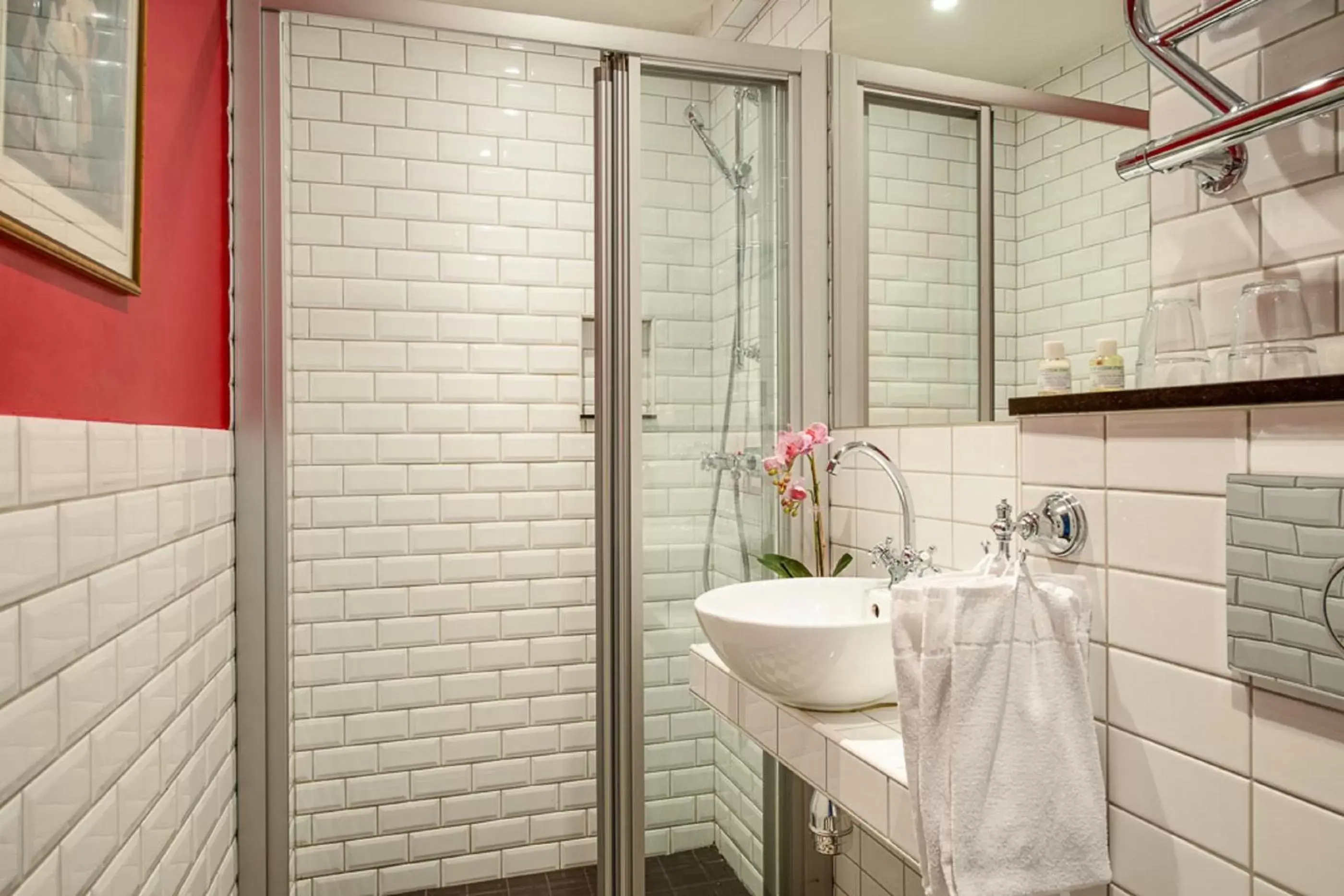 Bathroom in Lady Hamilton Hotel