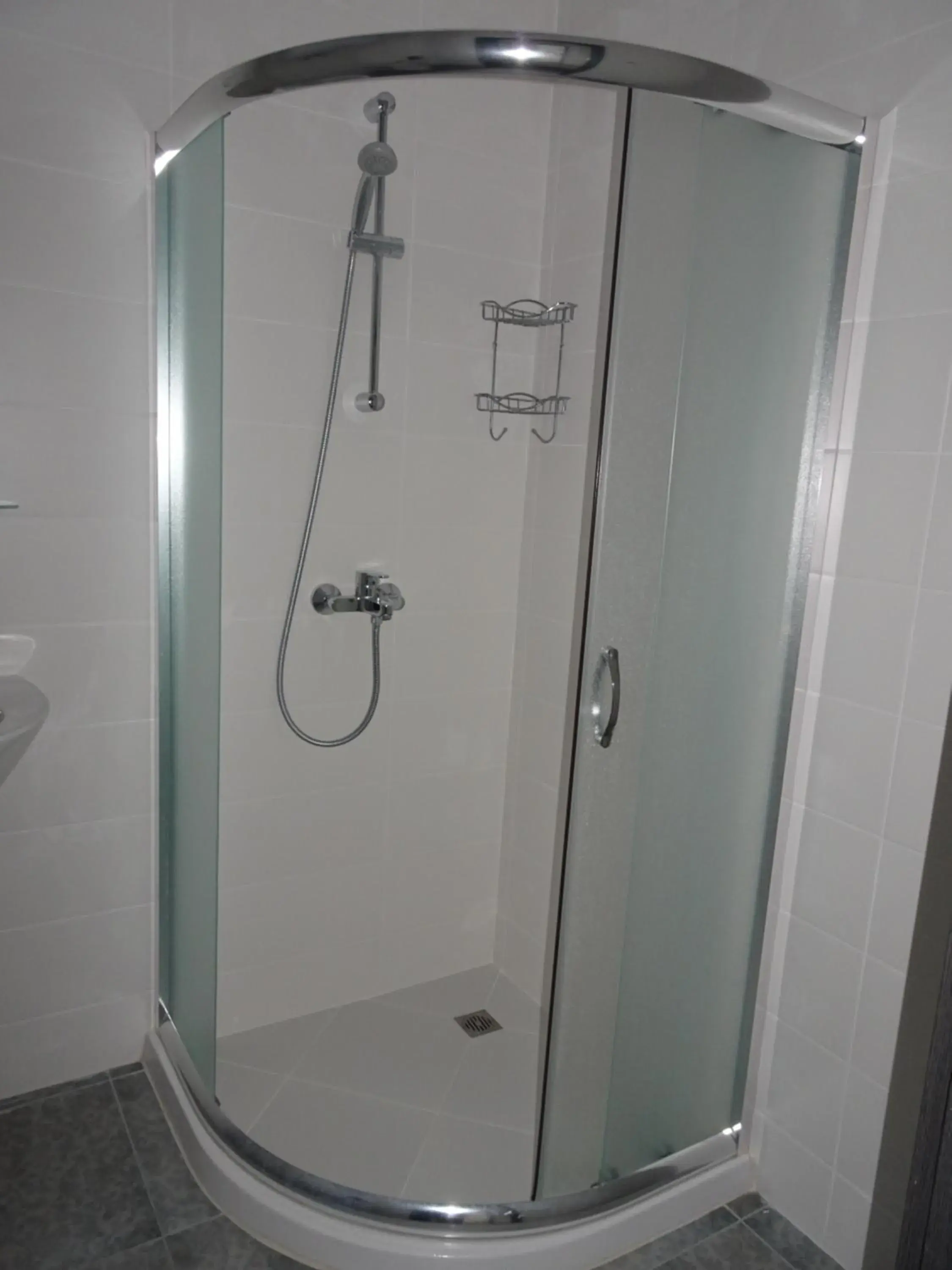 Shower, Bathroom in Hotel Samara