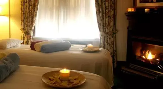 Bedroom, Bed in The Gananoque Inn & Spa