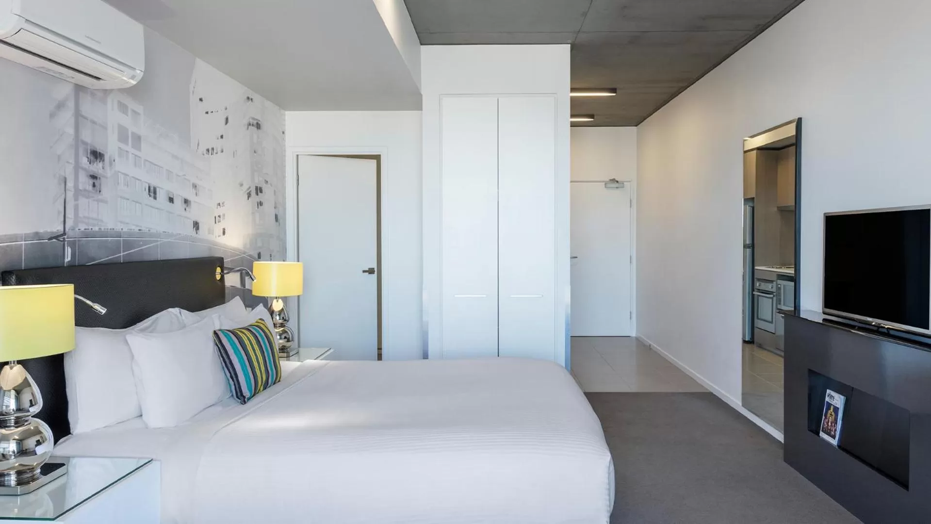 Bed in Oaks Melbourne on William Suites