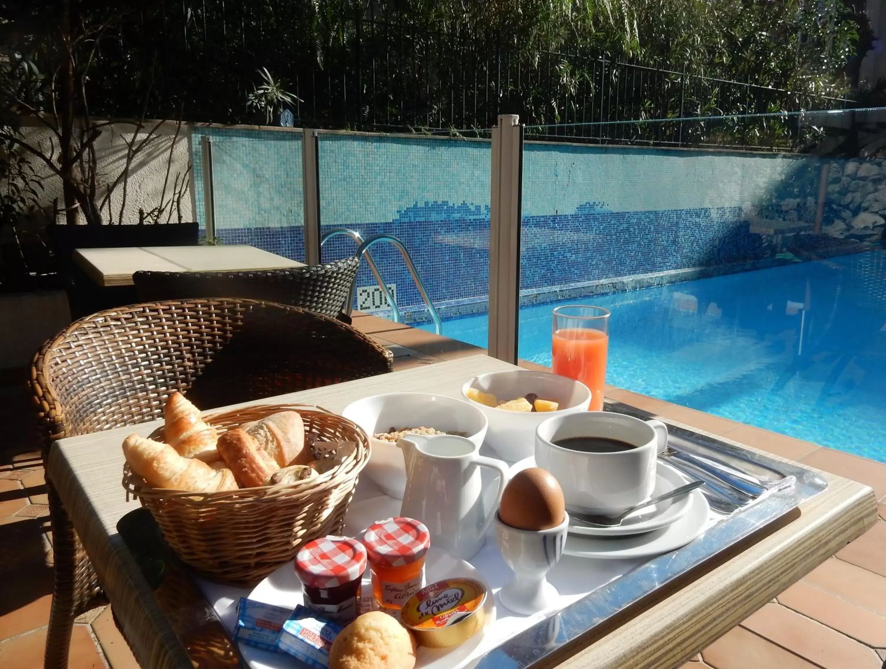 Patio, Swimming Pool in Amarante Cannes