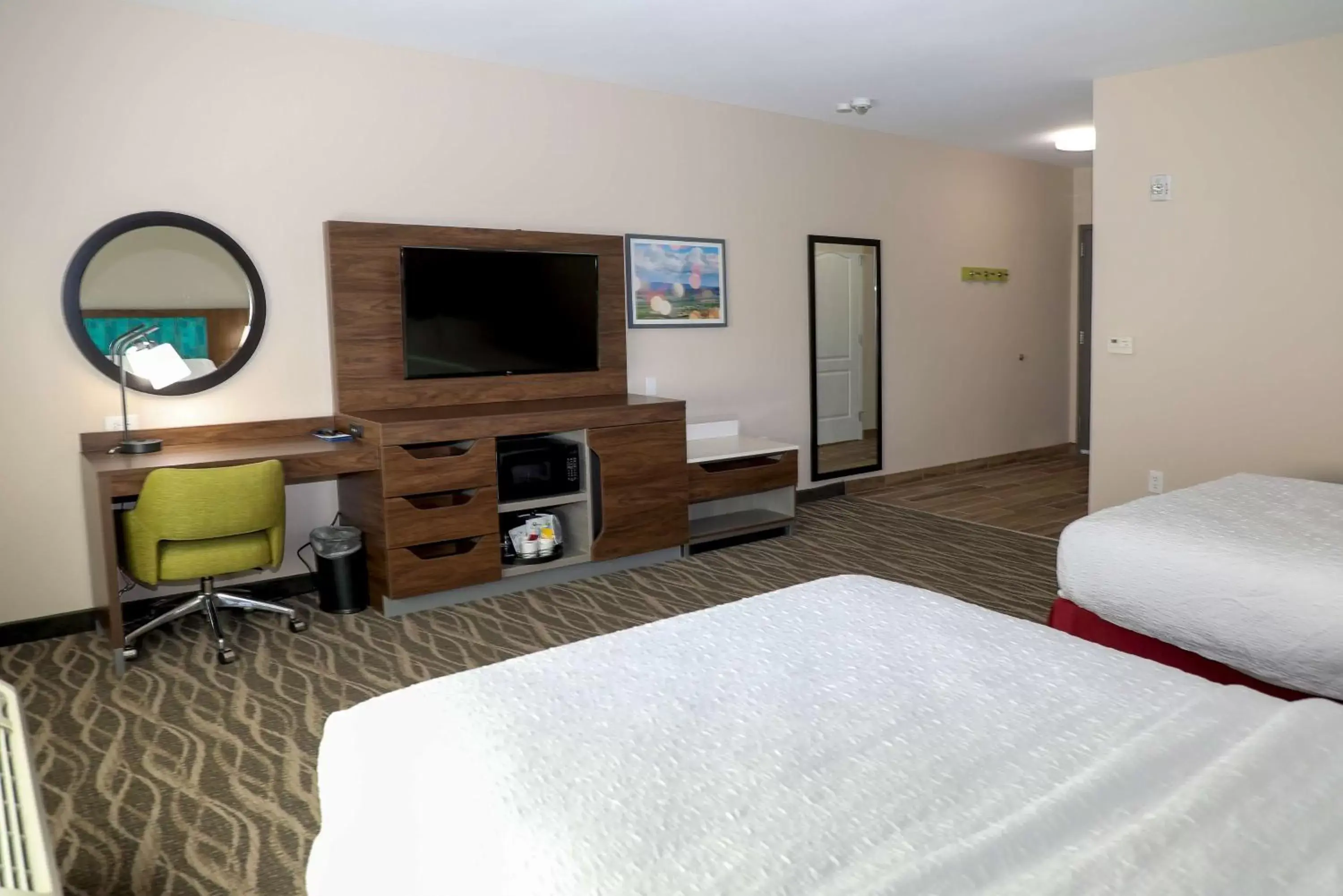 Bedroom, TV/Entertainment Center in Hampton Inn Ellensburg