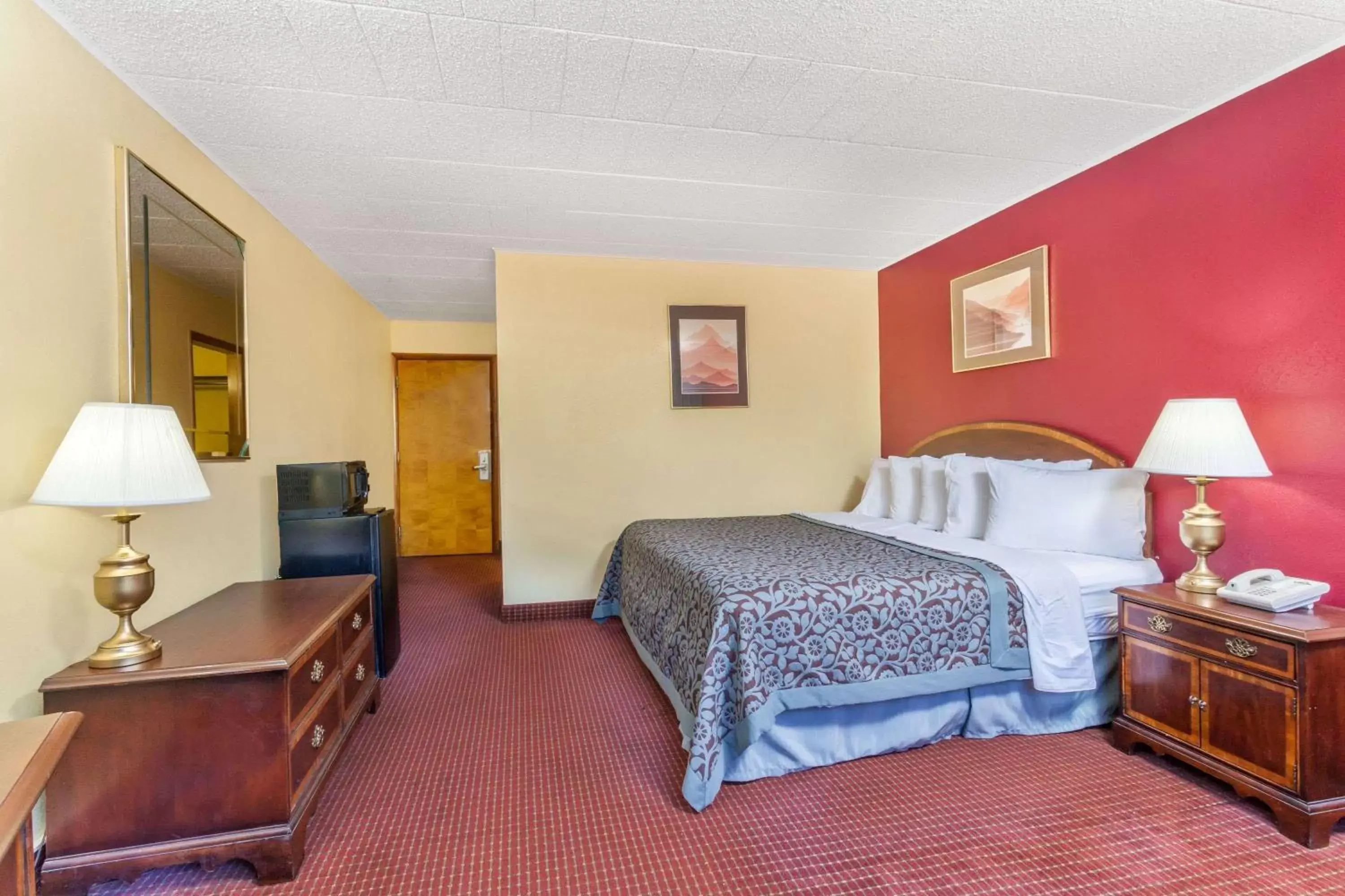 Photo of the whole room, Bed in Days Inn by Wyndham Scranton PA