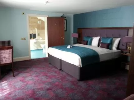 Shower, Bed in The Queen's Head Wetherspoon