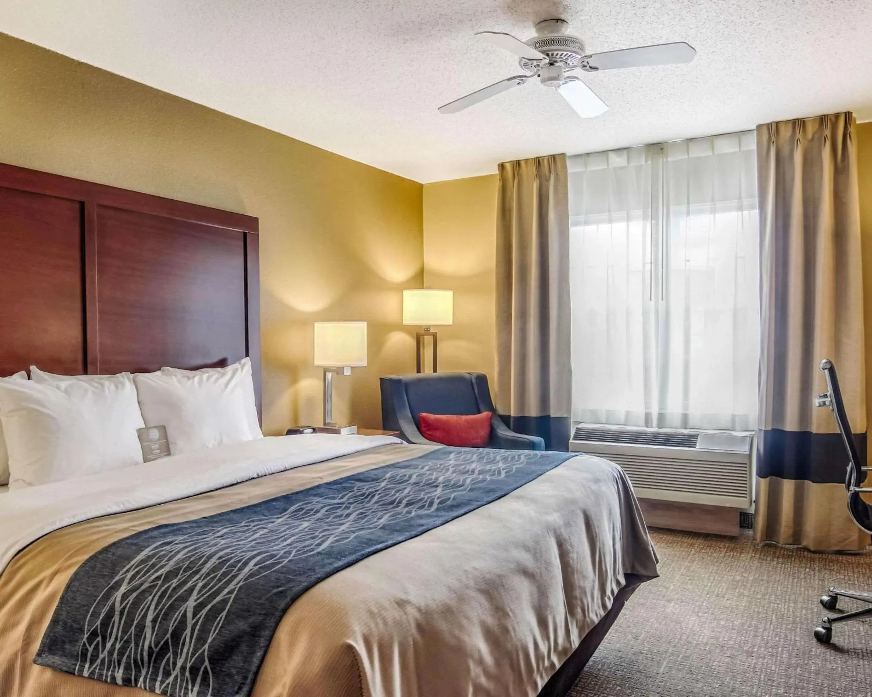 Photo of the whole room, Bed in Comfort Inn & Suites Grafton-Cedarburg