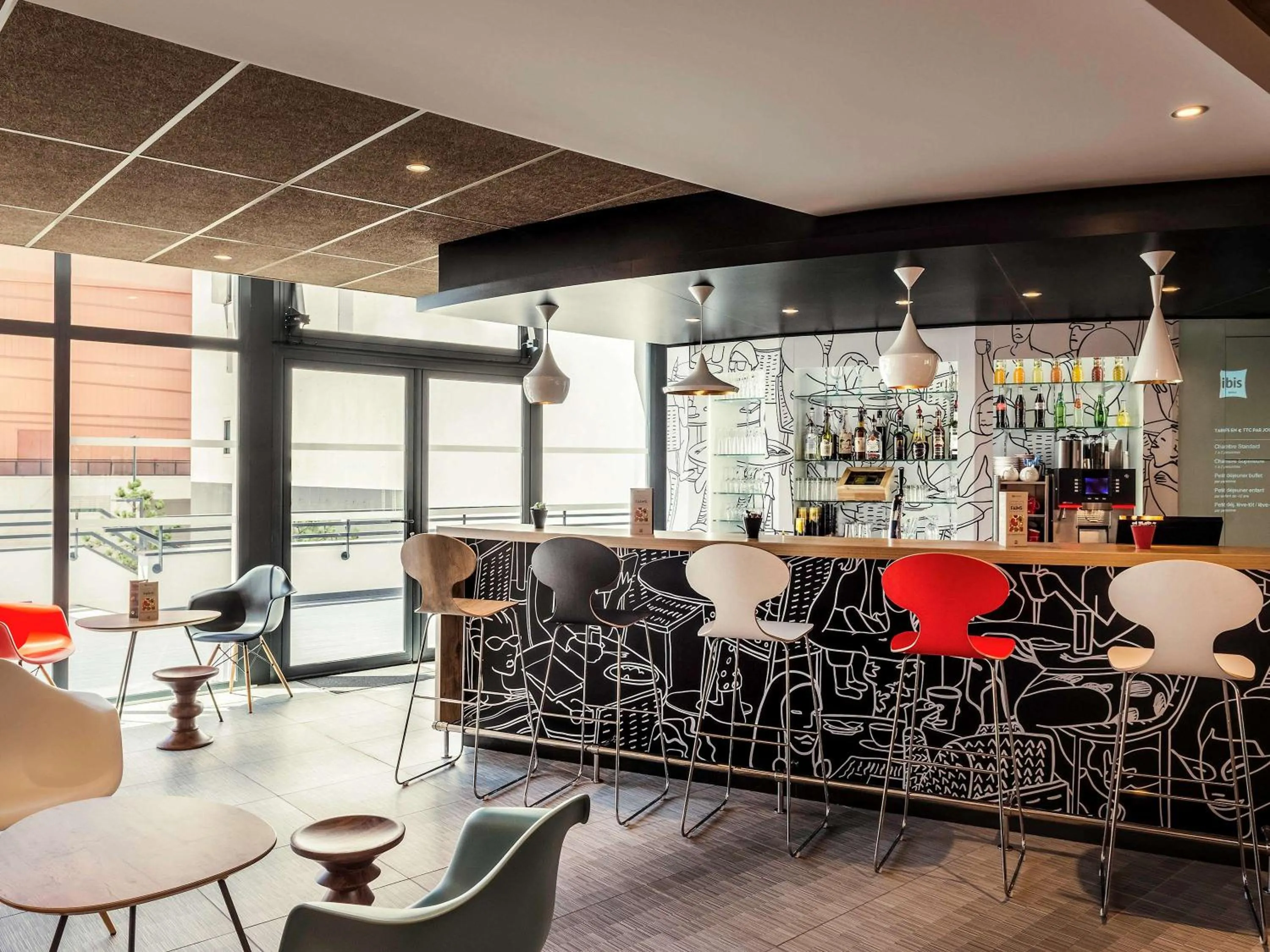 Lounge or bar in ibis Saint Quentin en Yvelines - Vélodrome