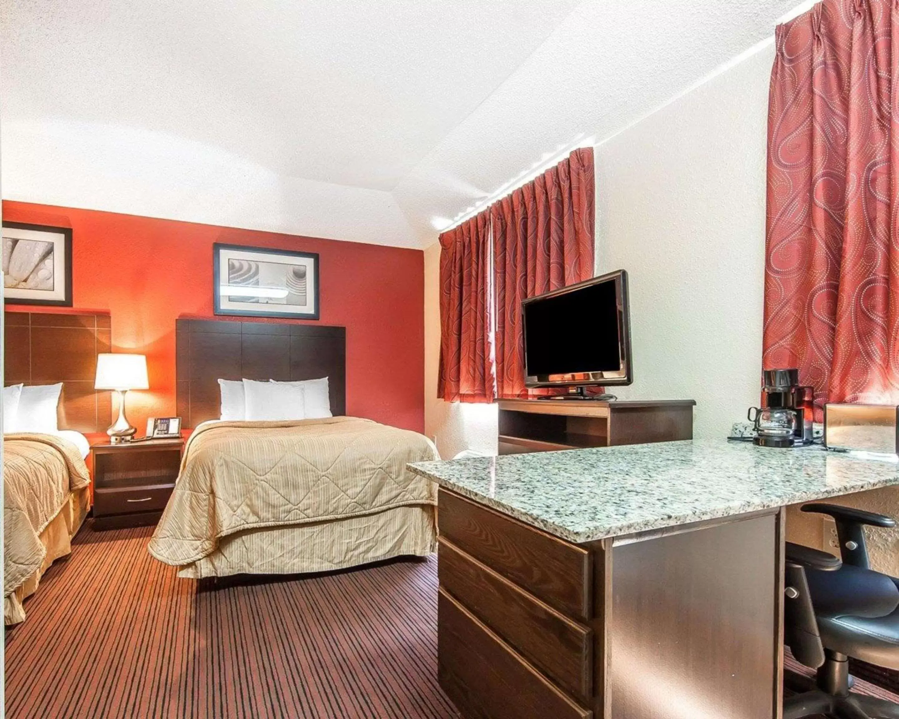 Bedroom, TV/Entertainment Center in MainStay Suites Knoxville Airport