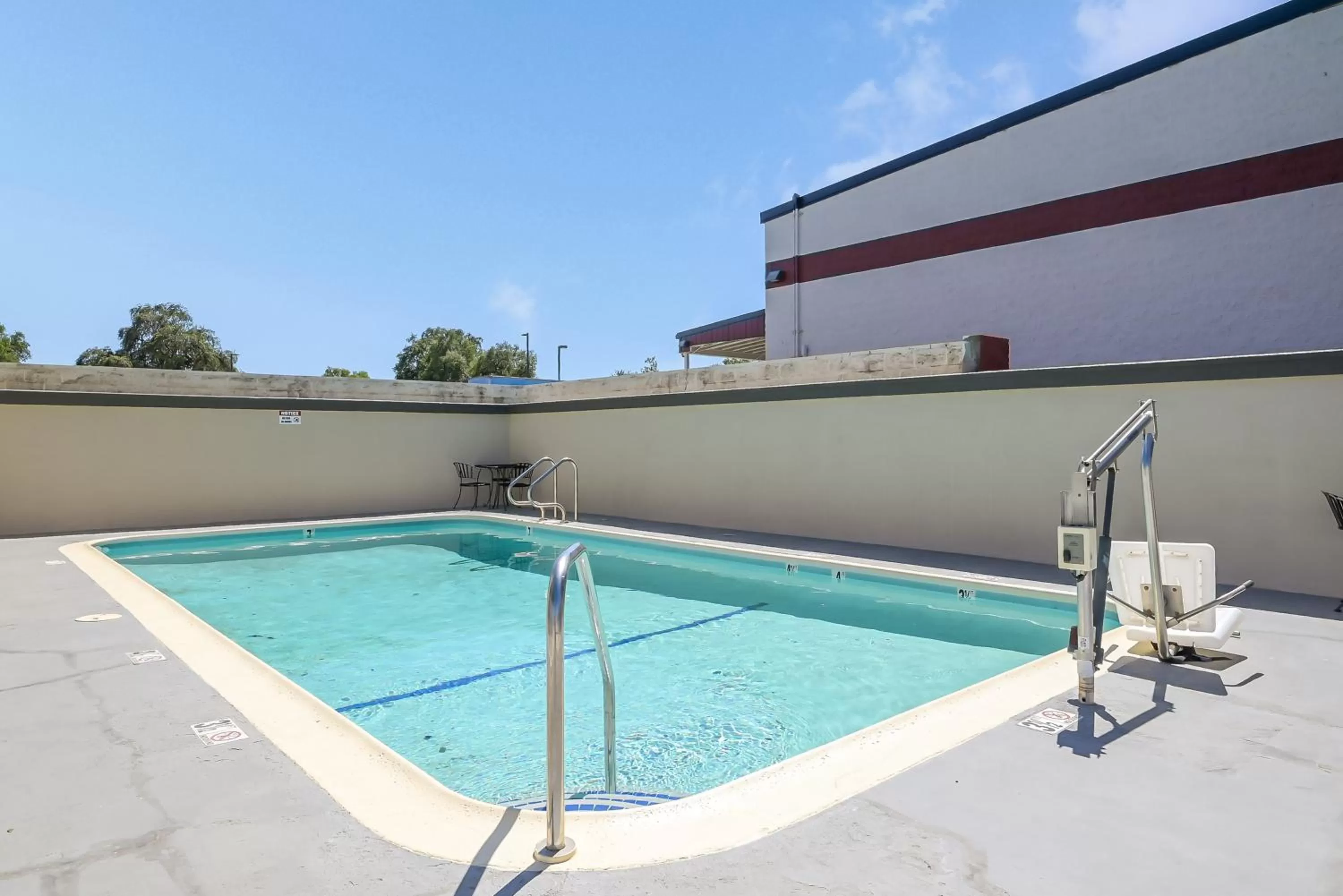 Swimming pool in Econo Lodge Woodland near I-5