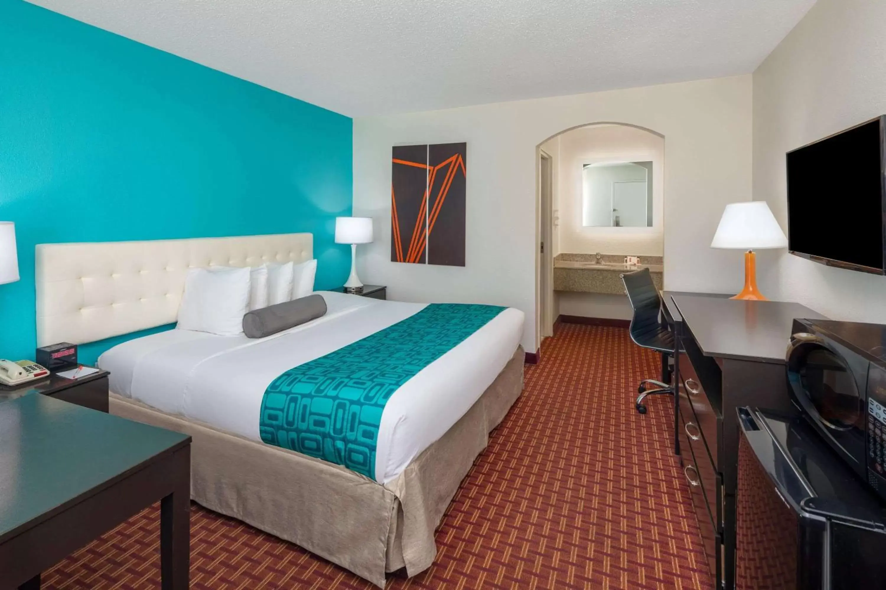 Photo of the whole room, Bed in Howard Johnson by Wyndham Rock Hill