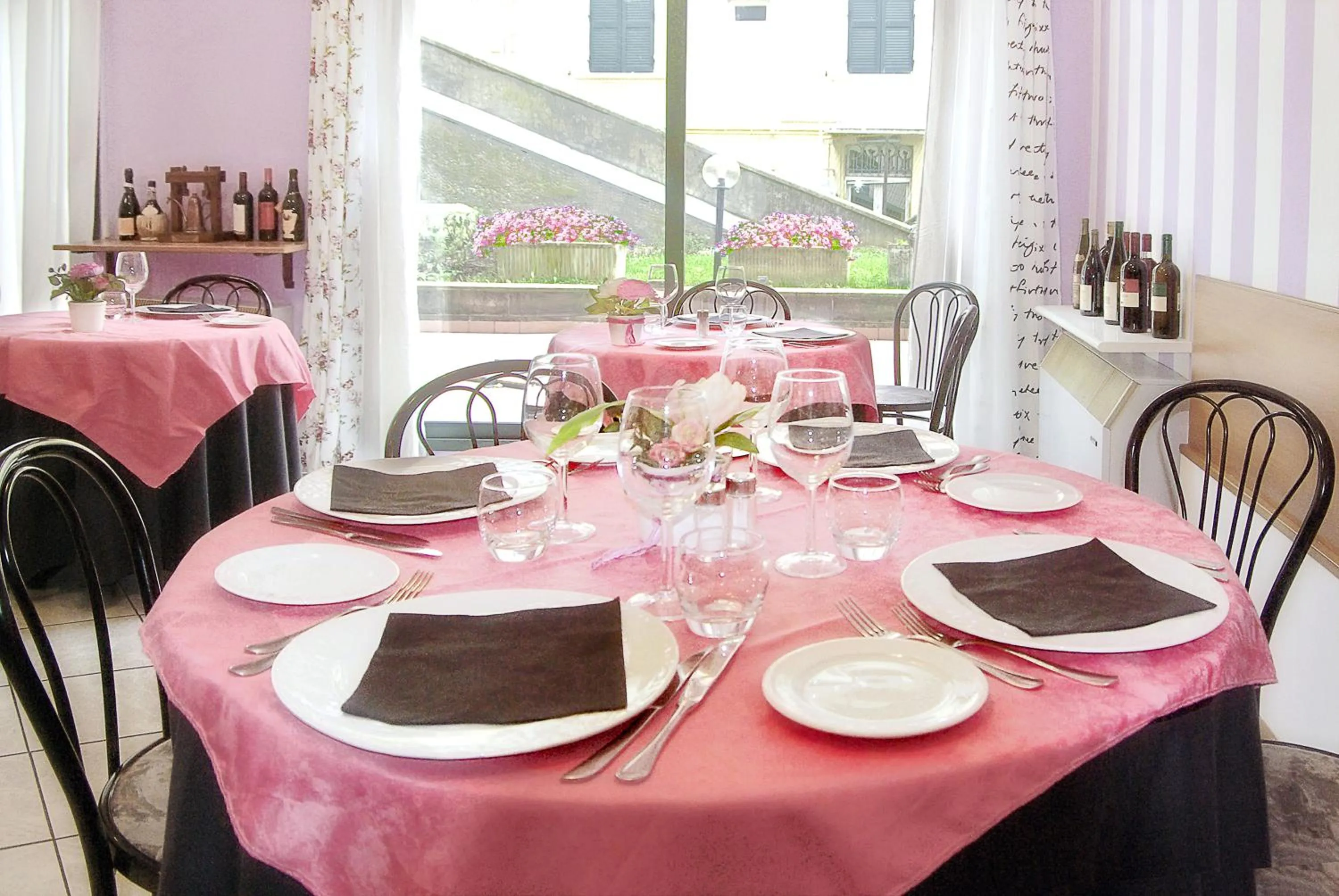 Restaurant/places to eat in Hotel Elite