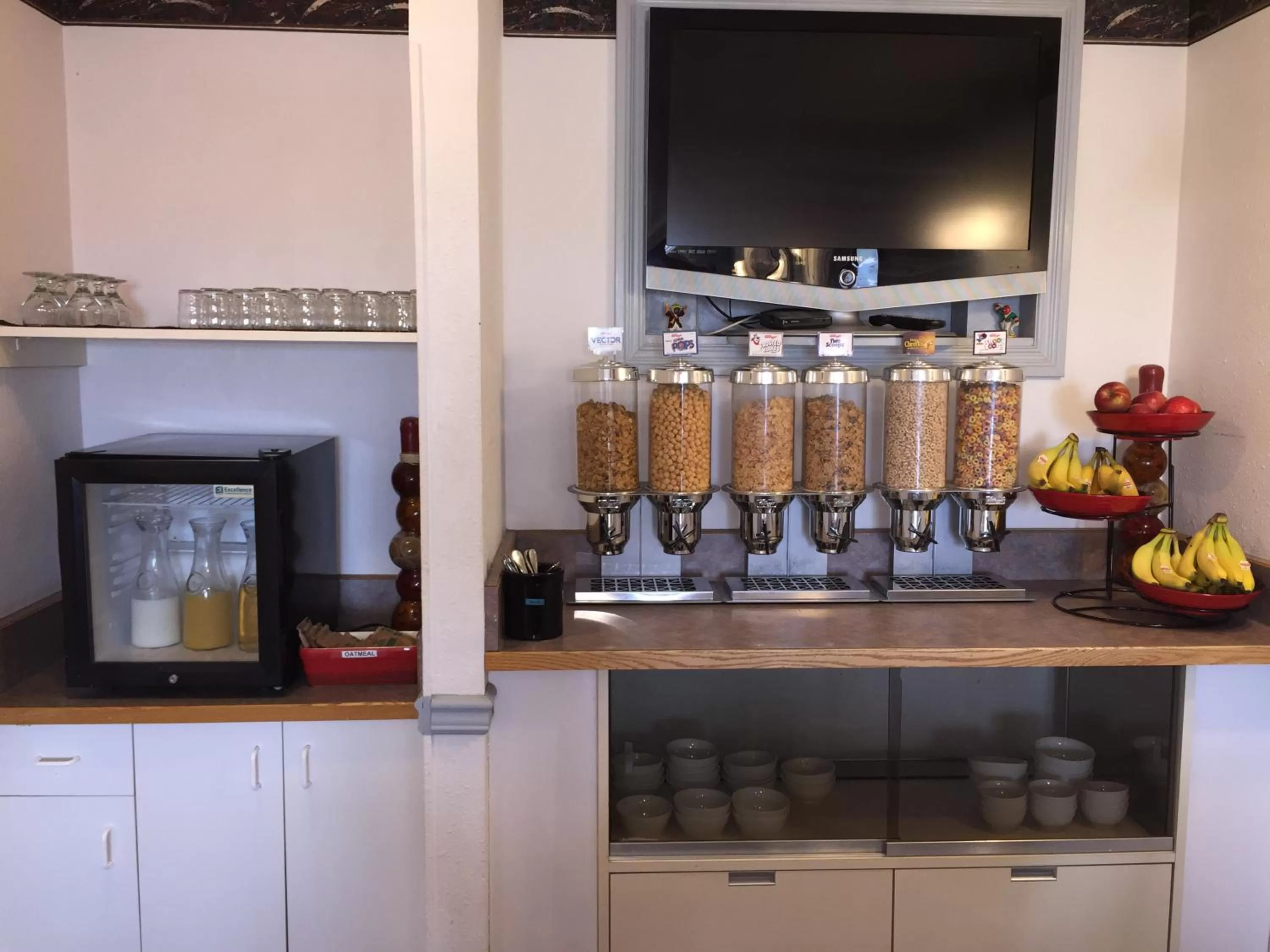 Continental breakfast, Kitchen/Kitchenette in DC Lodge