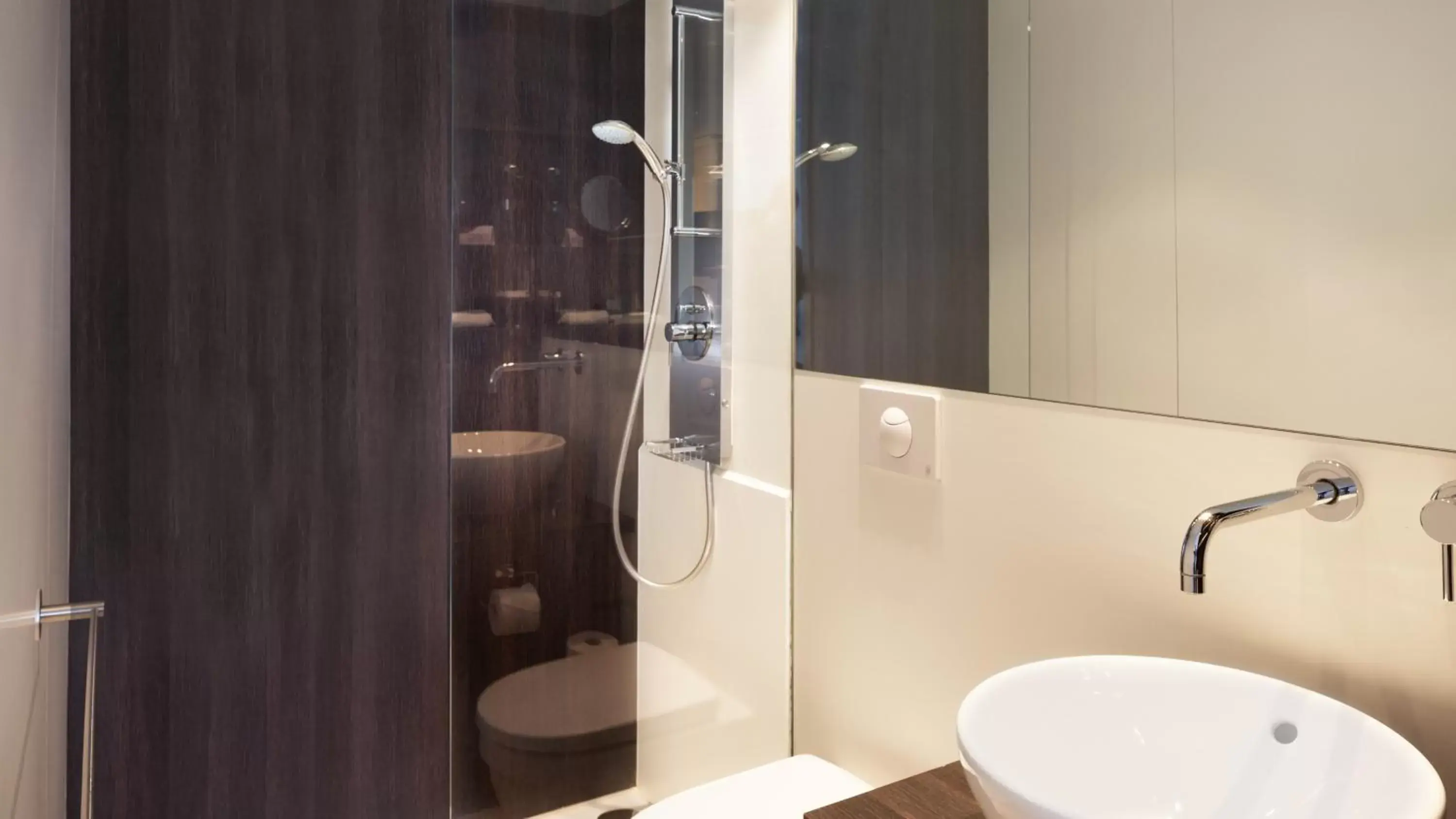 Shower, Bathroom in Crowne Plaza Zürich, an IHG Hotel