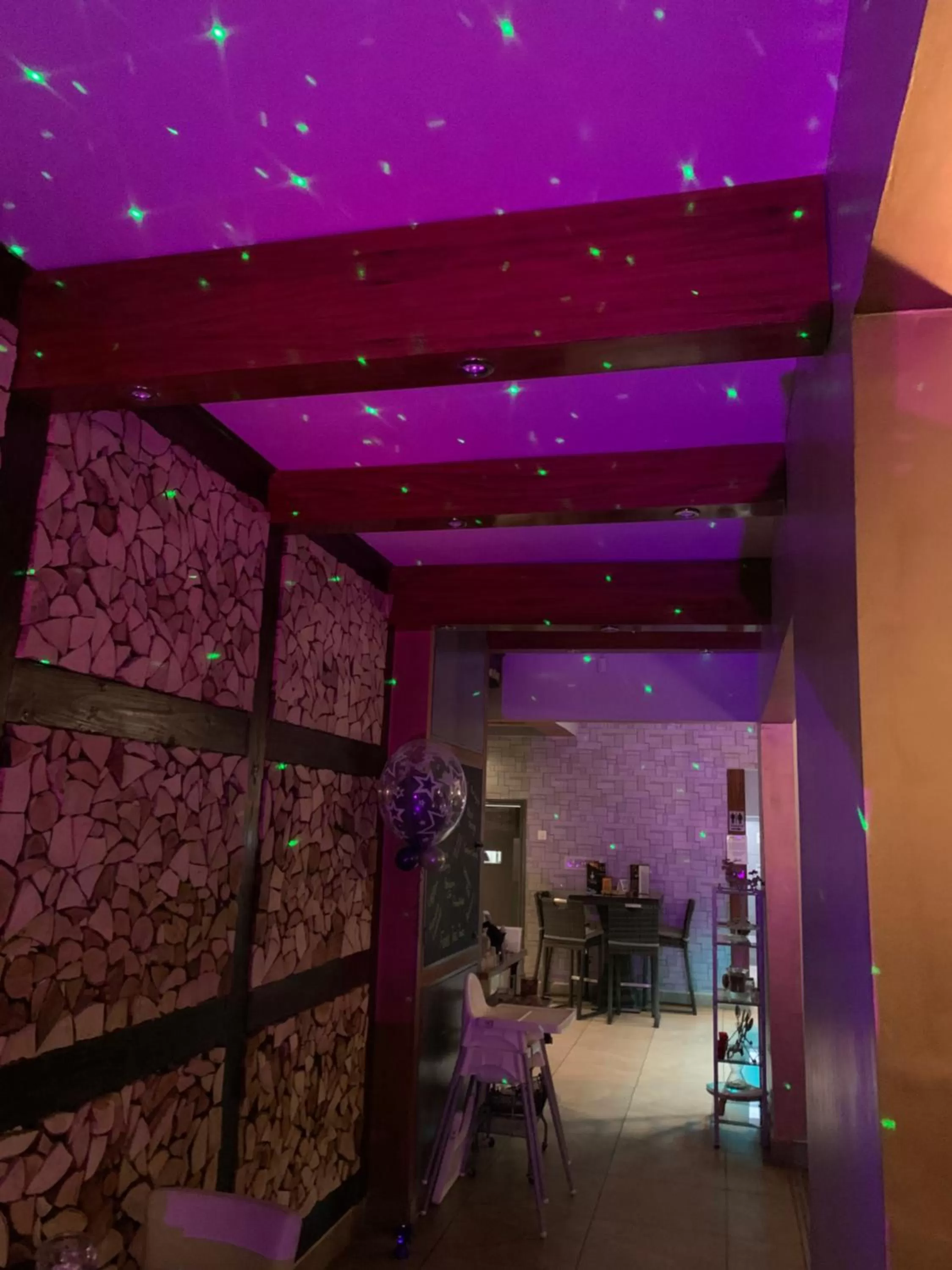 Restaurant/places to eat in Bennetts Hotel