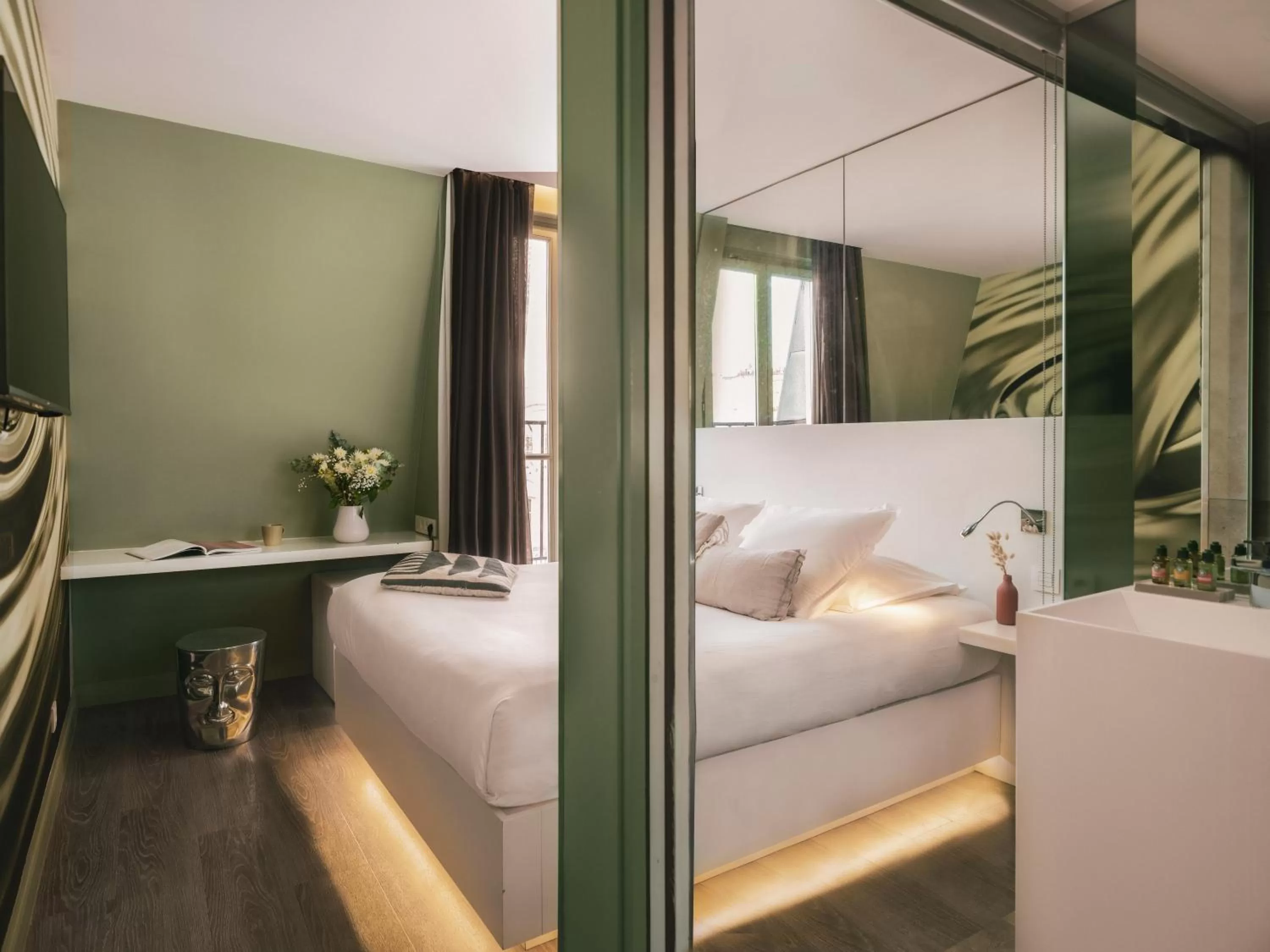 Photo of the whole room, Bed in Legend Hôtel Paris