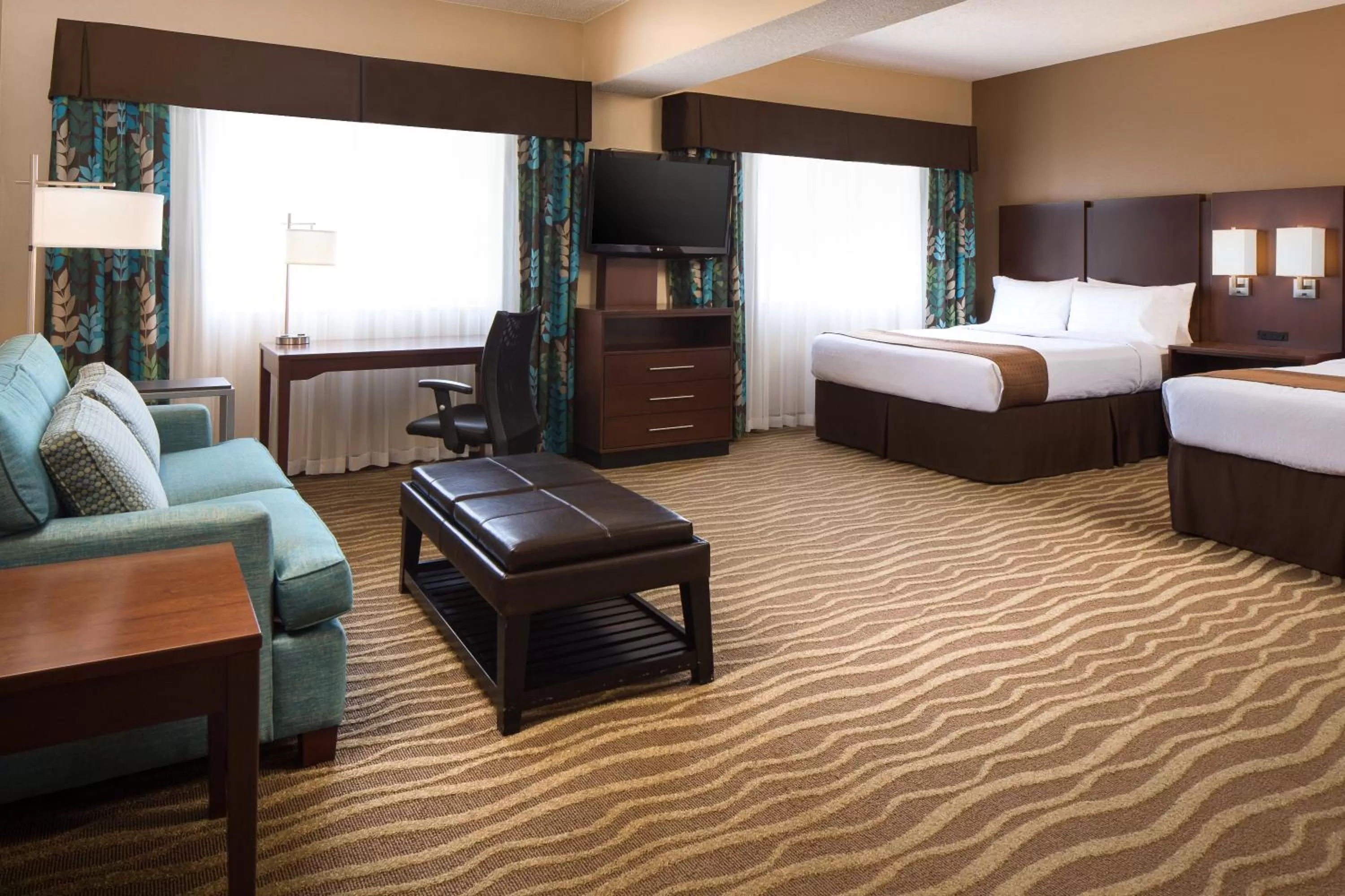 Photo of the whole room, Bed in Holiday Inn Hotel & Suites Overland Park-West by IHG