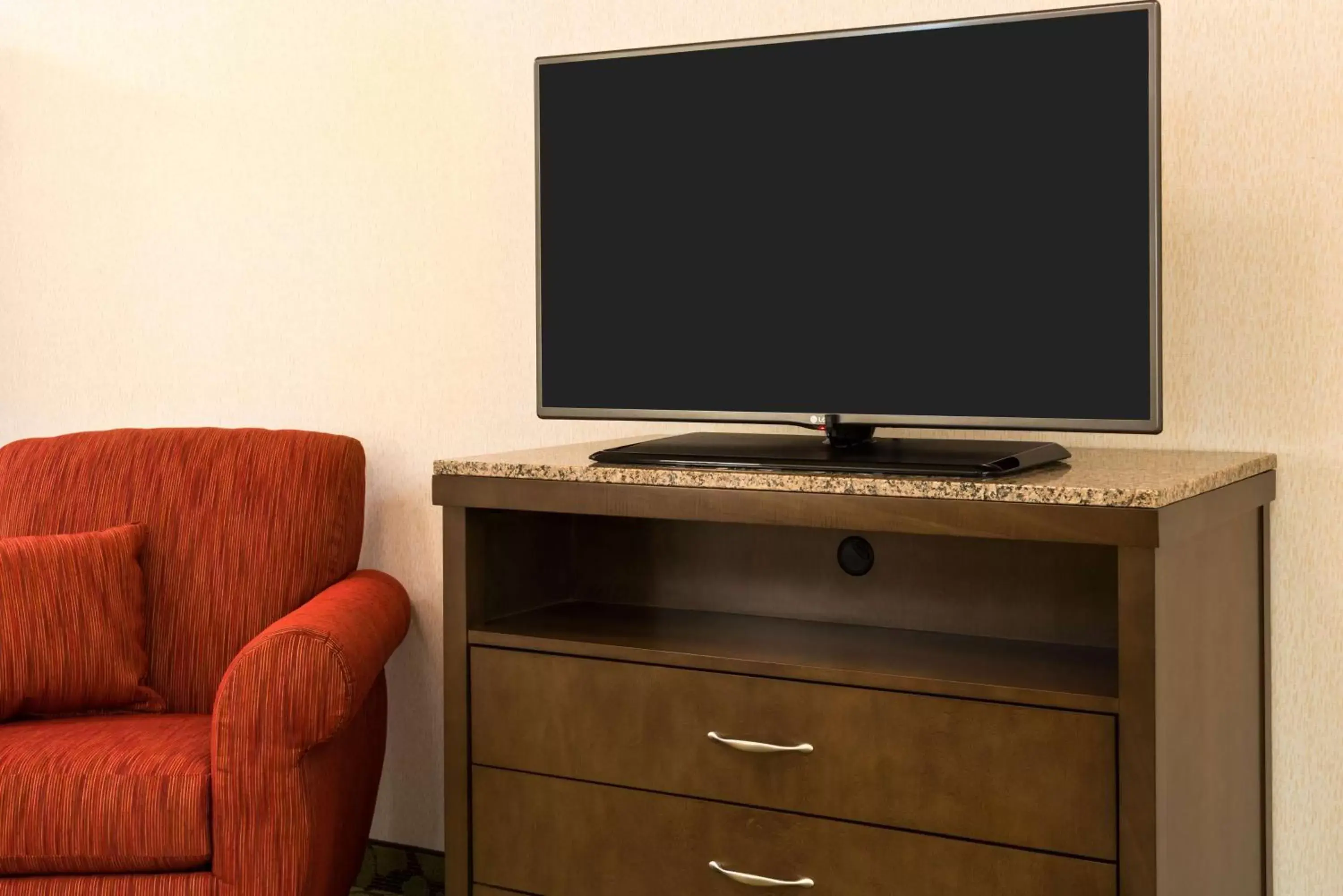 Living room, TV/Entertainment Center in Hilton Garden Inn Wayne