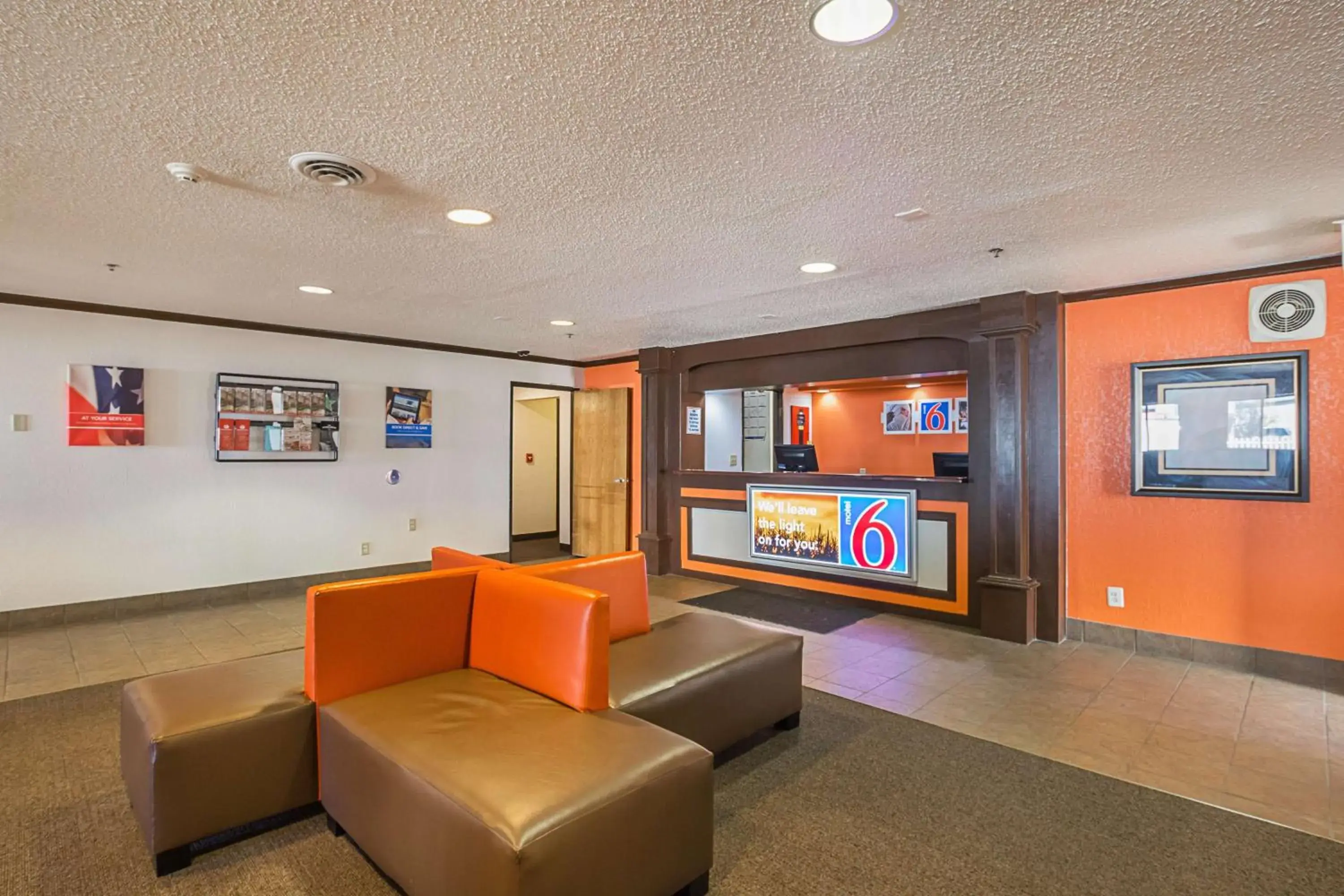 Property logo or sign, Seating Area in Motel 6-Waterloo, IA - Crossroads Mall - Cedar Falls