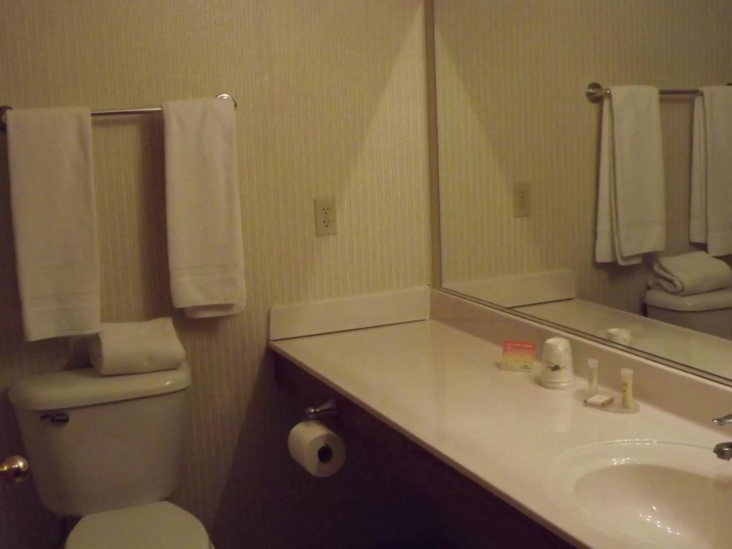 Bathroom in Howard Johnson by Wyndham Oacoma Hotel & Suites