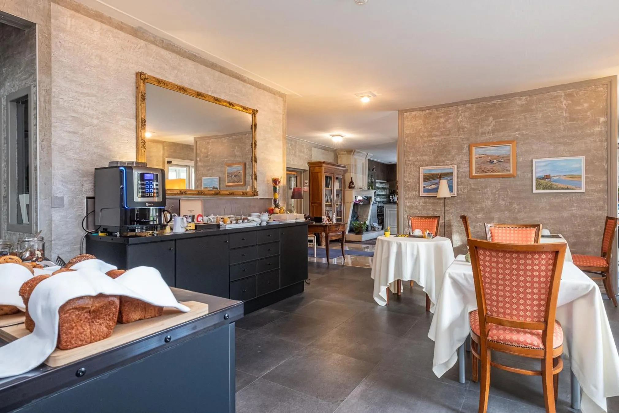 Breakfast in Domaine de l'Echassier, The Originals Relais