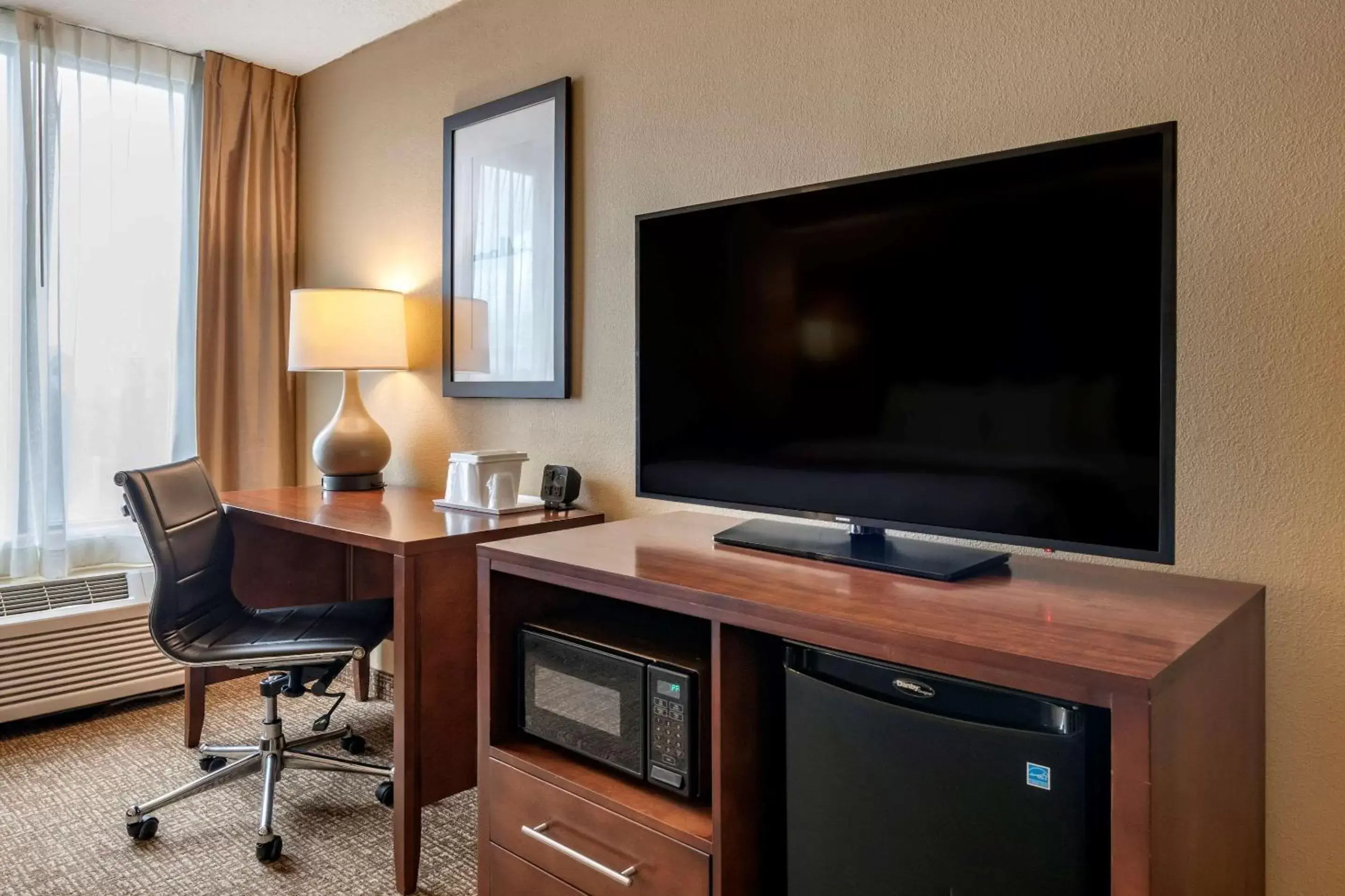 Bedroom, TV/Entertainment Center in Comfort Suites Baymeadows Near Butler Blvd