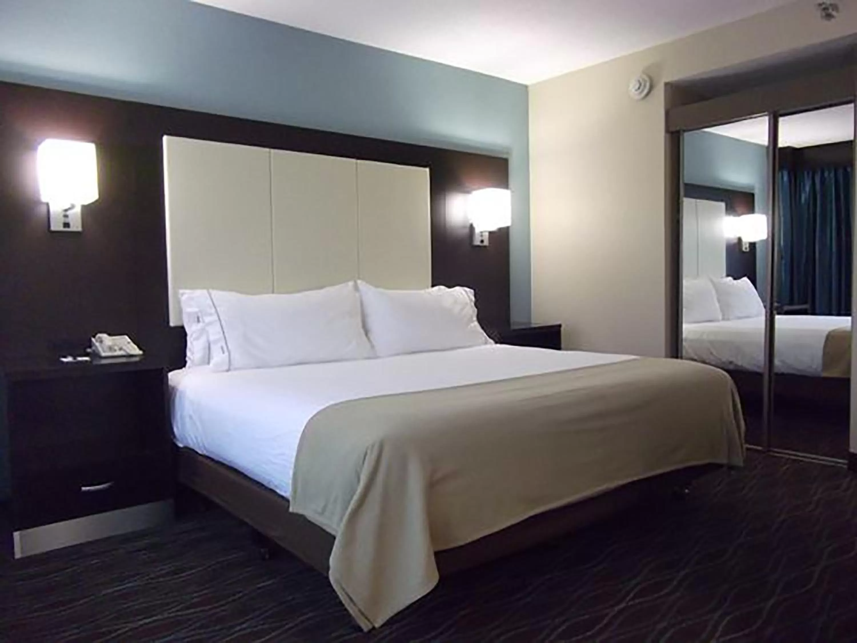 Photo of the whole room, Bed in Holiday Inn Express Boise Downtown by IHG