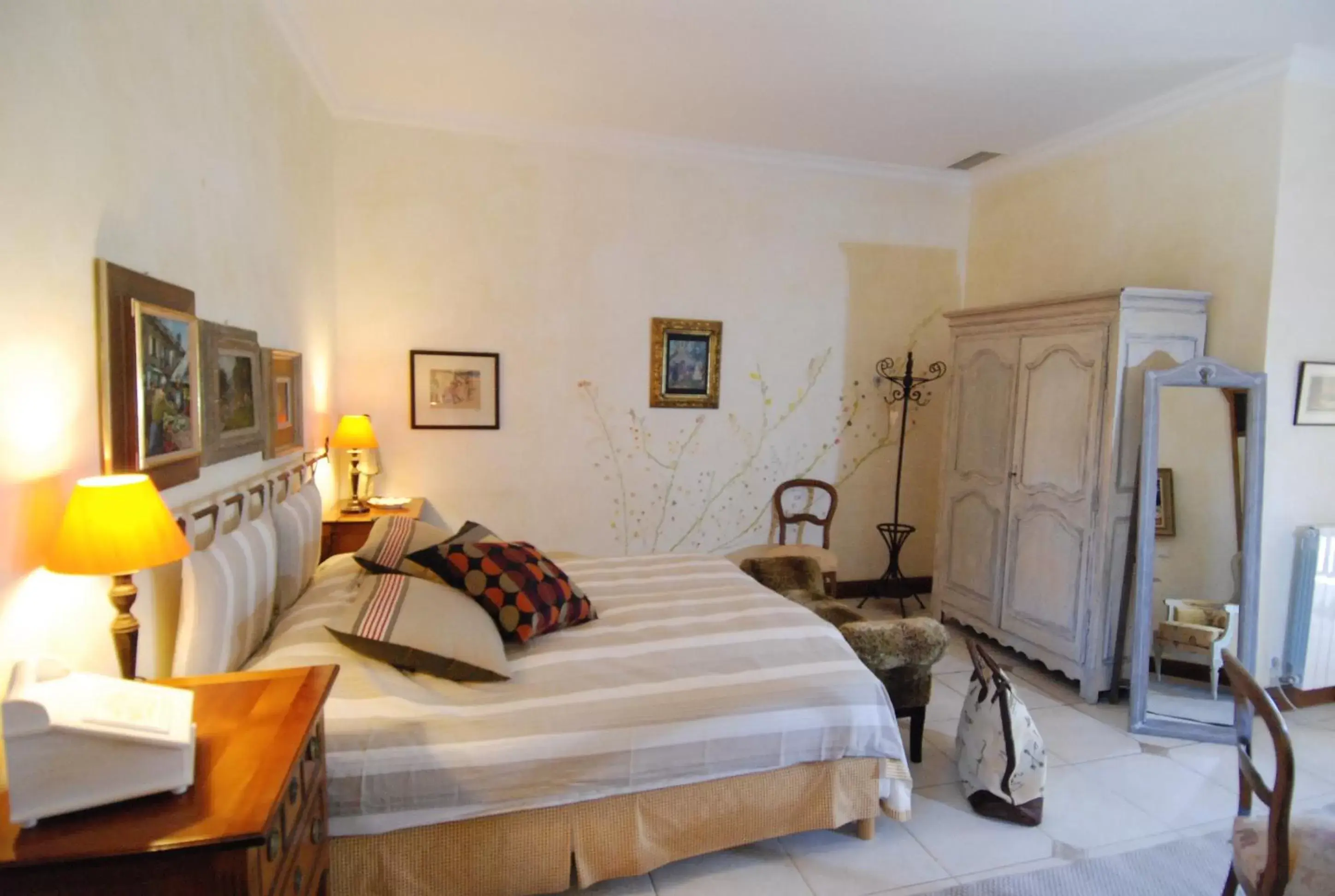 Photo of the whole room, Bed in Mas des Comtes de Provence
