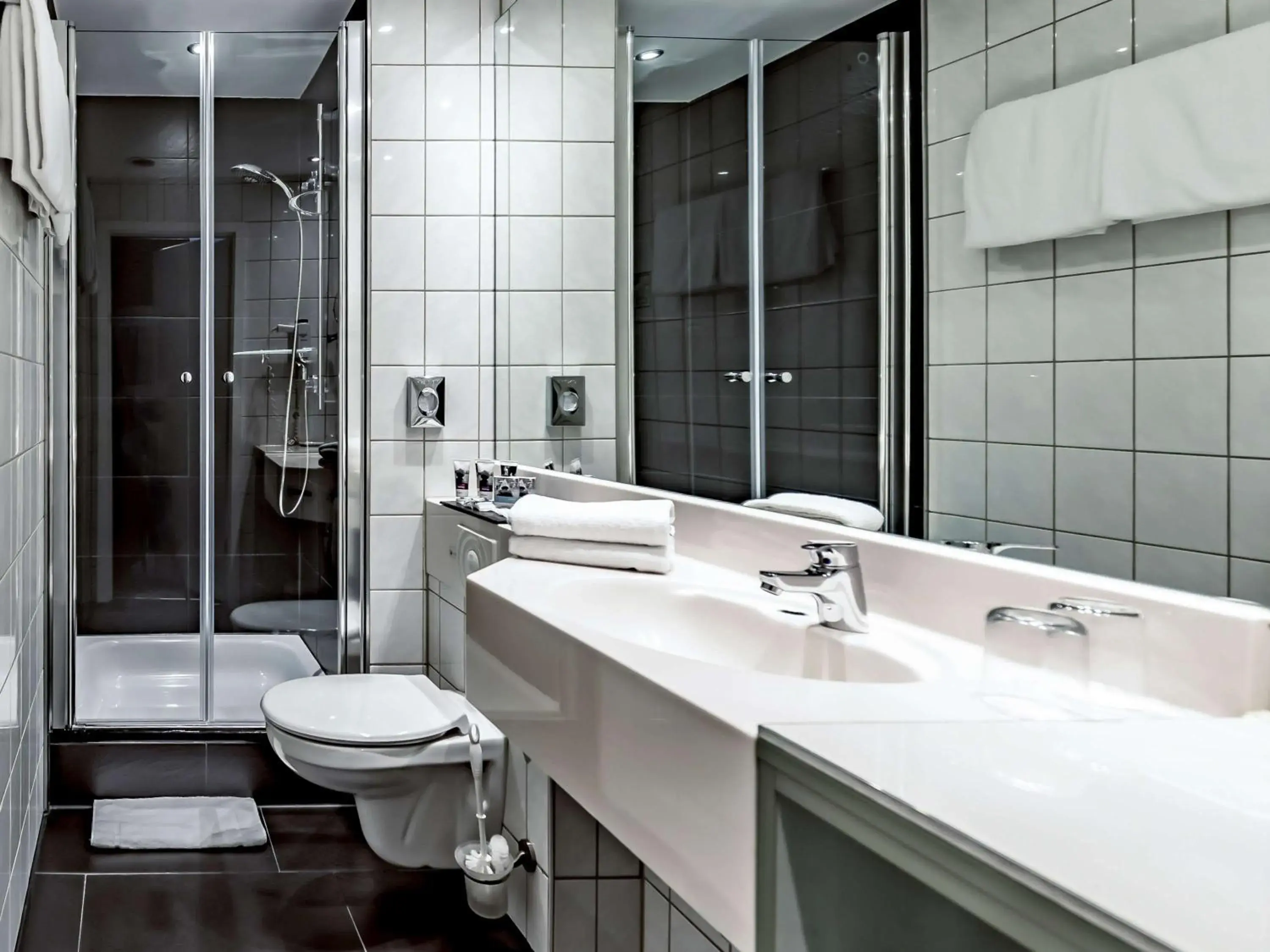 Photo of the whole room, Bathroom in Mercure Frankfurt City Messe