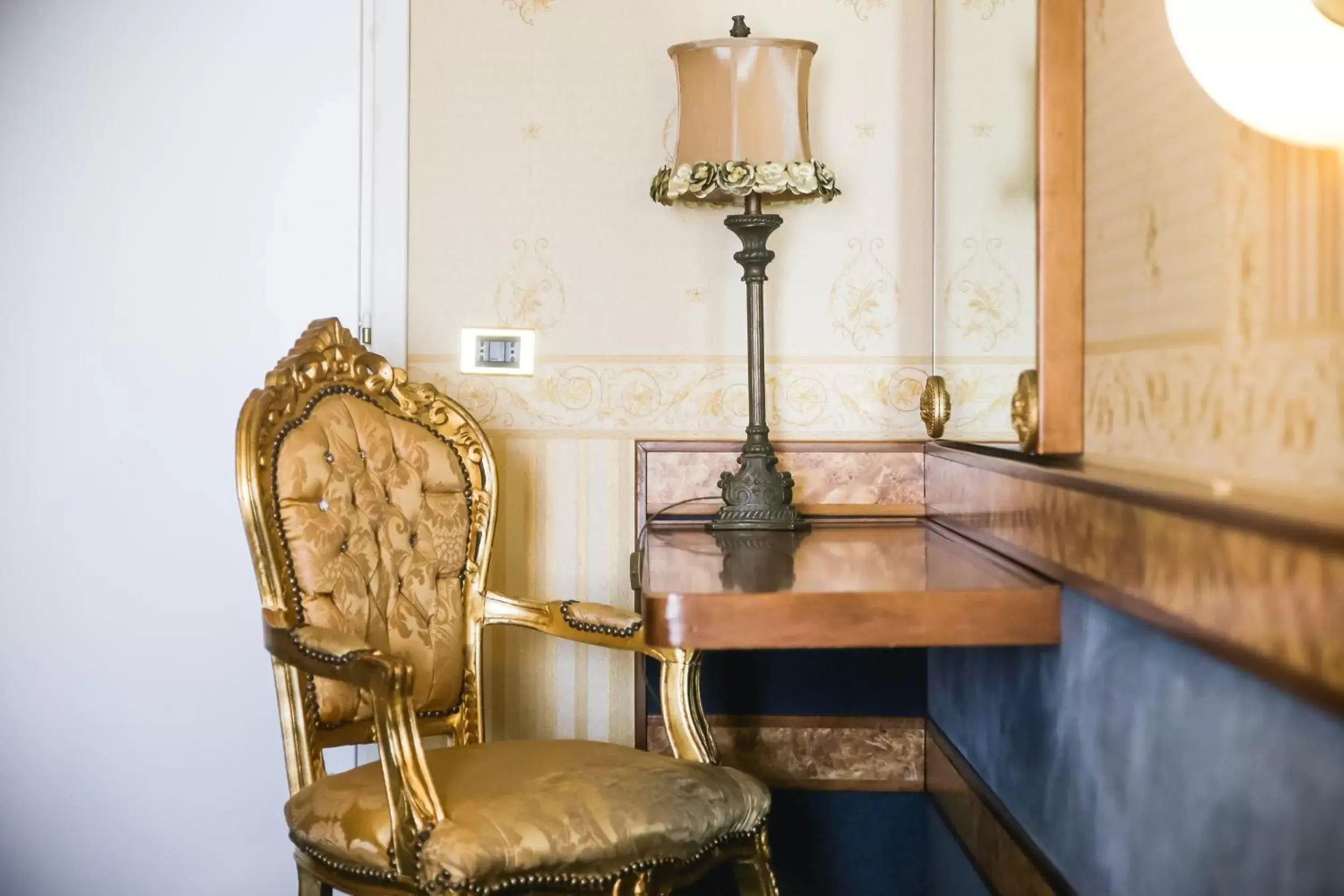 Seating area in Hotel Villa Pigalle