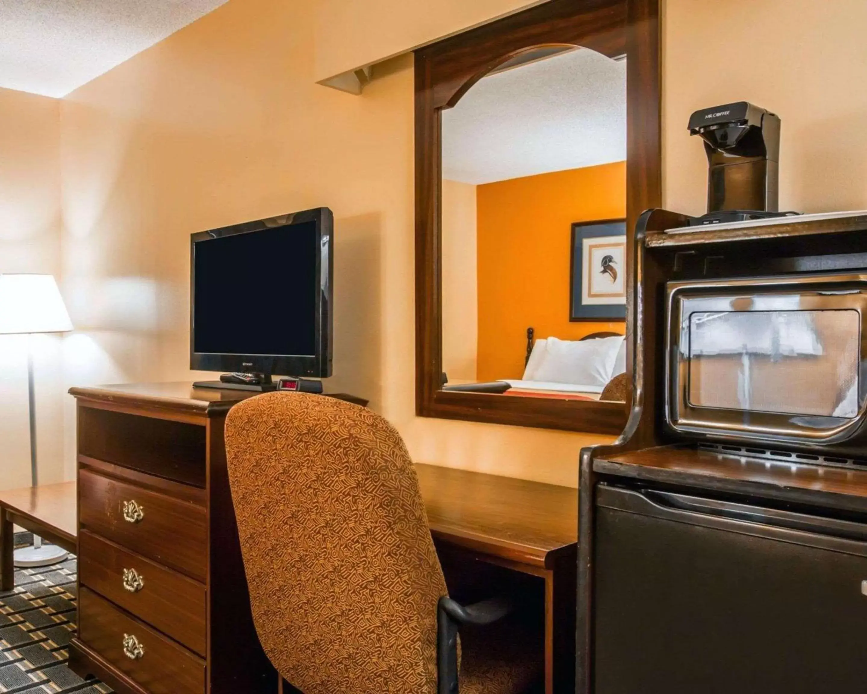 Photo of the whole room, TV/Entertainment Center in Econo Lodge Eufaula