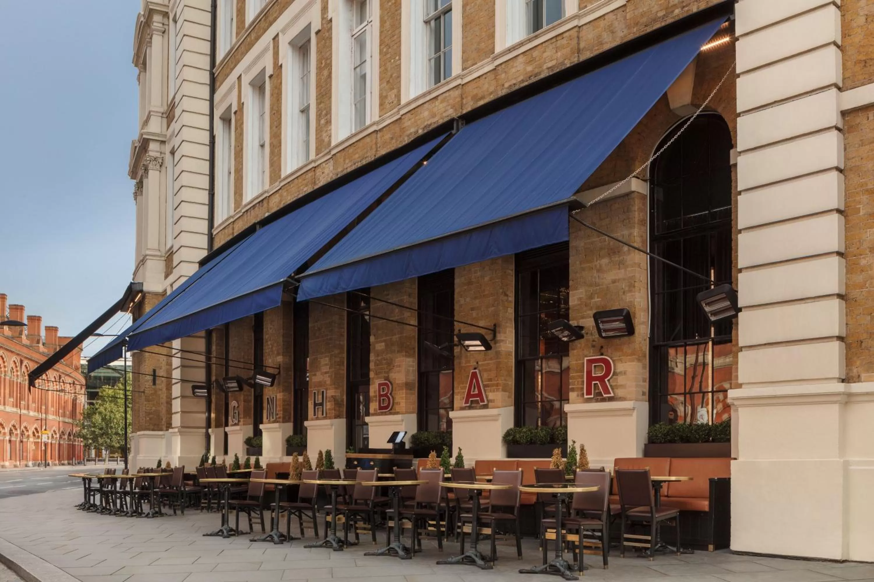 Lounge or bar in Kaya Great Northern Hotel, London